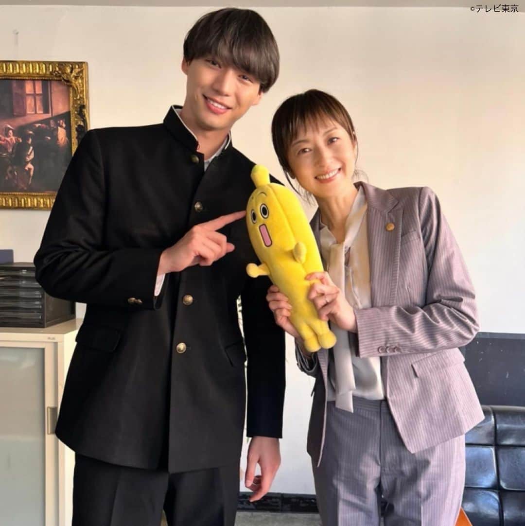 のインスタグラム：「. ／ #弁護士ソドム オフショット📸🍌 ＼  渉(#福士蒼汰)と母・翔子(#高岡早紀)の とっても素敵な親子ショット🥰  まどか(#玄理)が憧れていた弁護士は 翔子さんだったんですね👀✨  【第３話】5月12日(金)よる8時〜‼️  #TVer で無料見逃し配信中⚖️ ⏩https://tver.jp/lp/series/srhoi1ekyh  #テレビ東京 #ドラマ8」