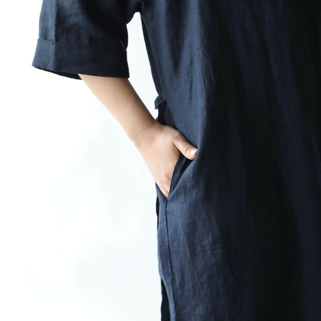 Factelier(ファクトリエ)さんのインスタグラム写真 - (Factelier(ファクトリエ)Instagram)「【NEW】Made in Japanのリネンを味わう、仕立ての良いシャツワンピース . 日本製の上質なリネン生地で仕立てたシャツワンピースです。 . 作り手はシャツの専門工場「荻田縫製研究所」。 . シャツの持つ端正さとリネンワンピースならではのリラクシーな雰囲気がかけ合わさったこのワンピースは、着る人を凛として美しく見せてくれます。 . 時代にとらわれず長く愛せるこのワンピースは、ドレッシー・リゾート・カジュアル・羽織りとしてまで、1枚で幅広く着回すことができるのも楽しい1着。 . リネンは育つ素材です。長く、たくさんお召しいただくことで、着るほどに柔らかく、あじわい深く変化していくのを実感していただけるはずですよ。 . ＜特徴＞ . ■吟味された上質な素材 　Made in Japanのリネン生地を使用 . ■ハリのある風合いをそのまま、 　”CC加工”でやさしい着心地に . ■1枚で着て安心 　透けない＆ボディラインもひろわない . ■着こなしは自由自在。 　何通りもの着方が楽しめる . ■土台にあるのは 　“仕立てのいいシャツ” . ■洗濯機OK！お手入れもらくちん . . ▶︎上質リネンのシャツワンピース/ネイビー color：ネイビー size：フリー price：¥ 33,000 . . ---------- 語れるもので日々を豊かに . ファクトリエはメイドインジャパンの 工場直結ファッションブランドです。 職人の情熱と最高の技術がつまった、人に語りたくなるものを長く大切に使ってもらいたい、そんな想いと共に語れる本物をお届けします。 . ▽公式サイトはプロフィールのURLから @factelier  #ファクトリエ #factelier #荻田縫製研究所 #メイドインジャパン #日本製 #ベーシック #良いものを長く #クラフトマンシップ #語れるもので日々を豊かに #リネン #リネンワンピース #リネンワンピ #ジャパンリネン #天然繊維 #シャツワンピ #シャツワンピース #着回し抜群」5月9日 20時00分 - factelier
