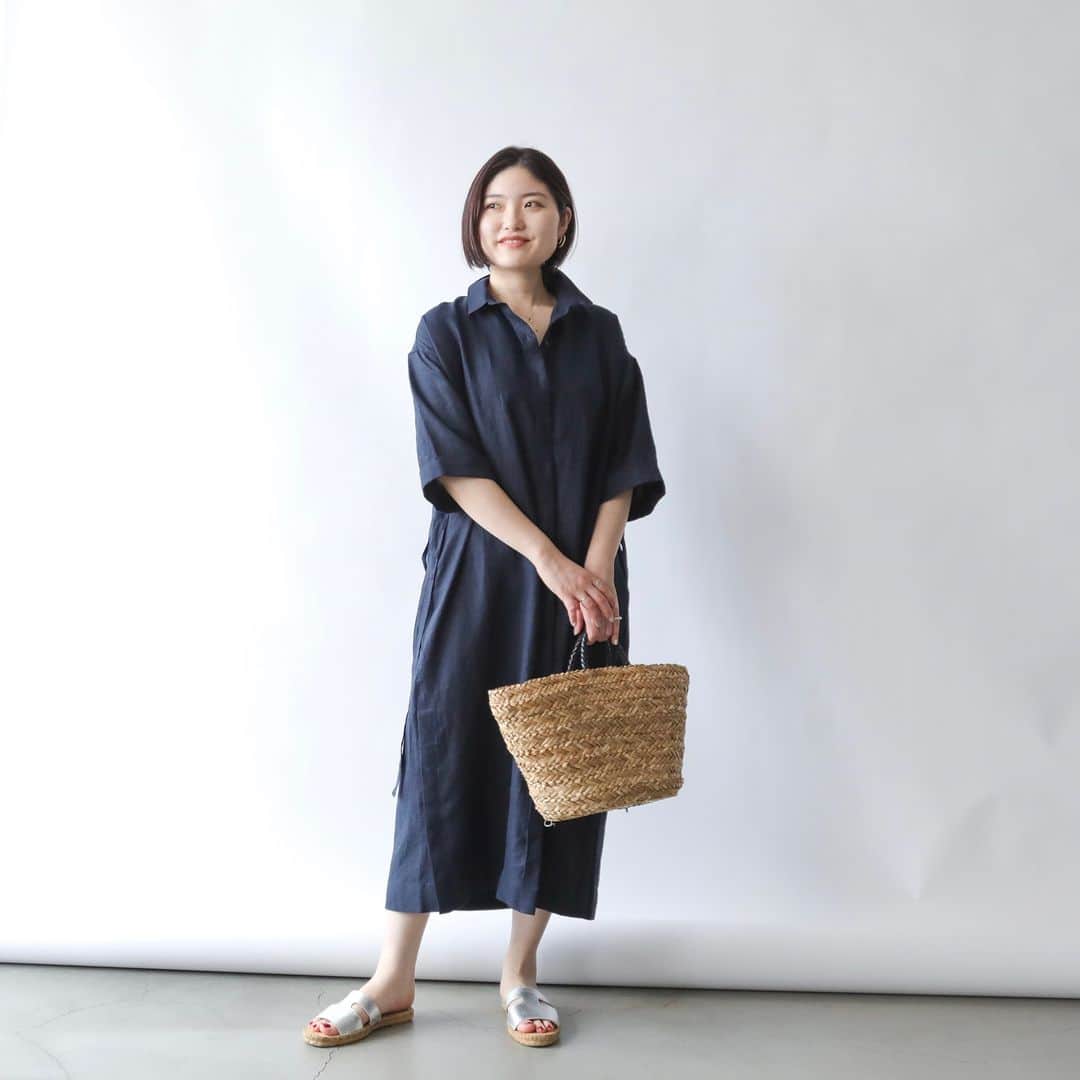 Factelier(ファクトリエ)さんのインスタグラム写真 - (Factelier(ファクトリエ)Instagram)「【NEW】Made in Japanのリネンを味わう、仕立ての良いシャツワンピース . 日本製の上質なリネン生地で仕立てたシャツワンピースです。 . 作り手はシャツの専門工場「荻田縫製研究所」。 . シャツの持つ端正さとリネンワンピースならではのリラクシーな雰囲気がかけ合わさったこのワンピースは、着る人を凛として美しく見せてくれます。 . 時代にとらわれず長く愛せるこのワンピースは、ドレッシー・リゾート・カジュアル・羽織りとしてまで、1枚で幅広く着回すことができるのも楽しい1着。 . リネンは育つ素材です。長く、たくさんお召しいただくことで、着るほどに柔らかく、あじわい深く変化していくのを実感していただけるはずですよ。 . ＜特徴＞ . ■吟味された上質な素材 　Made in Japanのリネン生地を使用 . ■ハリのある風合いをそのまま、 　”CC加工”でやさしい着心地に . ■1枚で着て安心 　透けない＆ボディラインもひろわない . ■着こなしは自由自在。 　何通りもの着方が楽しめる . ■土台にあるのは 　“仕立てのいいシャツ” . ■洗濯機OK！お手入れもらくちん . . ▶︎上質リネンのシャツワンピース/ネイビー color：ネイビー size：フリー price：¥ 33,000 . . ---------- 語れるもので日々を豊かに . ファクトリエはメイドインジャパンの 工場直結ファッションブランドです。 職人の情熱と最高の技術がつまった、人に語りたくなるものを長く大切に使ってもらいたい、そんな想いと共に語れる本物をお届けします。 . ▽公式サイトはプロフィールのURLから @factelier  #ファクトリエ #factelier #荻田縫製研究所 #メイドインジャパン #日本製 #ベーシック #良いものを長く #クラフトマンシップ #語れるもので日々を豊かに #リネン #リネンワンピース #リネンワンピ #ジャパンリネン #天然繊維 #シャツワンピ #シャツワンピース #着回し抜群」5月9日 20時00分 - factelier