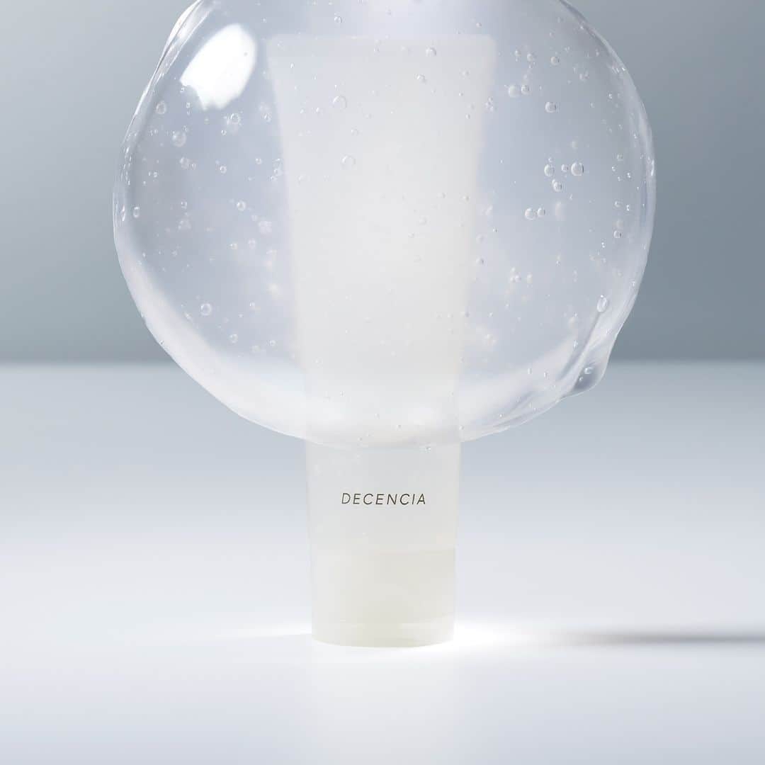 DECENCIA(ディセンシア)のインスタグラム：「. 【2023年5月11日(木) 新発売】  ぷるぷるの⽔感につつまれて、  ⽑⽳まわりまでつるんと洗えるジェルクレンジング 。  クリアな水感たっぷりの濃厚ジェルが肌に密着し、  角層のうるおいを守りながらキメや毛穴のメーク汚れ・皮脂汚れまですっきりとオフ。   洗いはじめから終わりまで、ぷるぷるのジェル膜がキープされるから、肌を直接こすらず摩擦レスを叶えます。   ゆるみがちな毛穴まわりまでうるおい成分を残し、肌をきゅっとひきしめながら、みずみずしくつるんとした肌に洗い上げます。    ・まつ毛エクステンション対応可※1  ・うるおい成分配合：セラミドナノスフィア※2、セージエキス、グリセリン、ジグリセリン   ―――――――――――――― ディセンシア クレンジング ジェル   ＜敏感肌用メーク落とし＞120g  ――――――――――――――  #ディセンシア #DECENCIA #肌の不公平をなくす #角層サイエンス #エイジングケア   #水感クレンジング  #洗顔 #クレンジング #大人には大人の洗顔 #ジェルクレンジング #毛穴 #敏感肌」