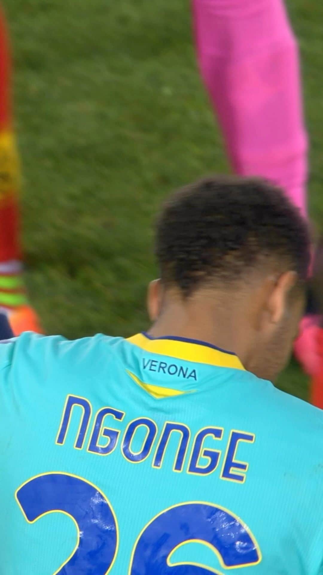 エラス・ヴェローナFCのインスタグラム：「CUORE GIALLOBLÙ 💛💙  È Cyril #Ngonge il più votato di #LecceVerona 🫂👏」