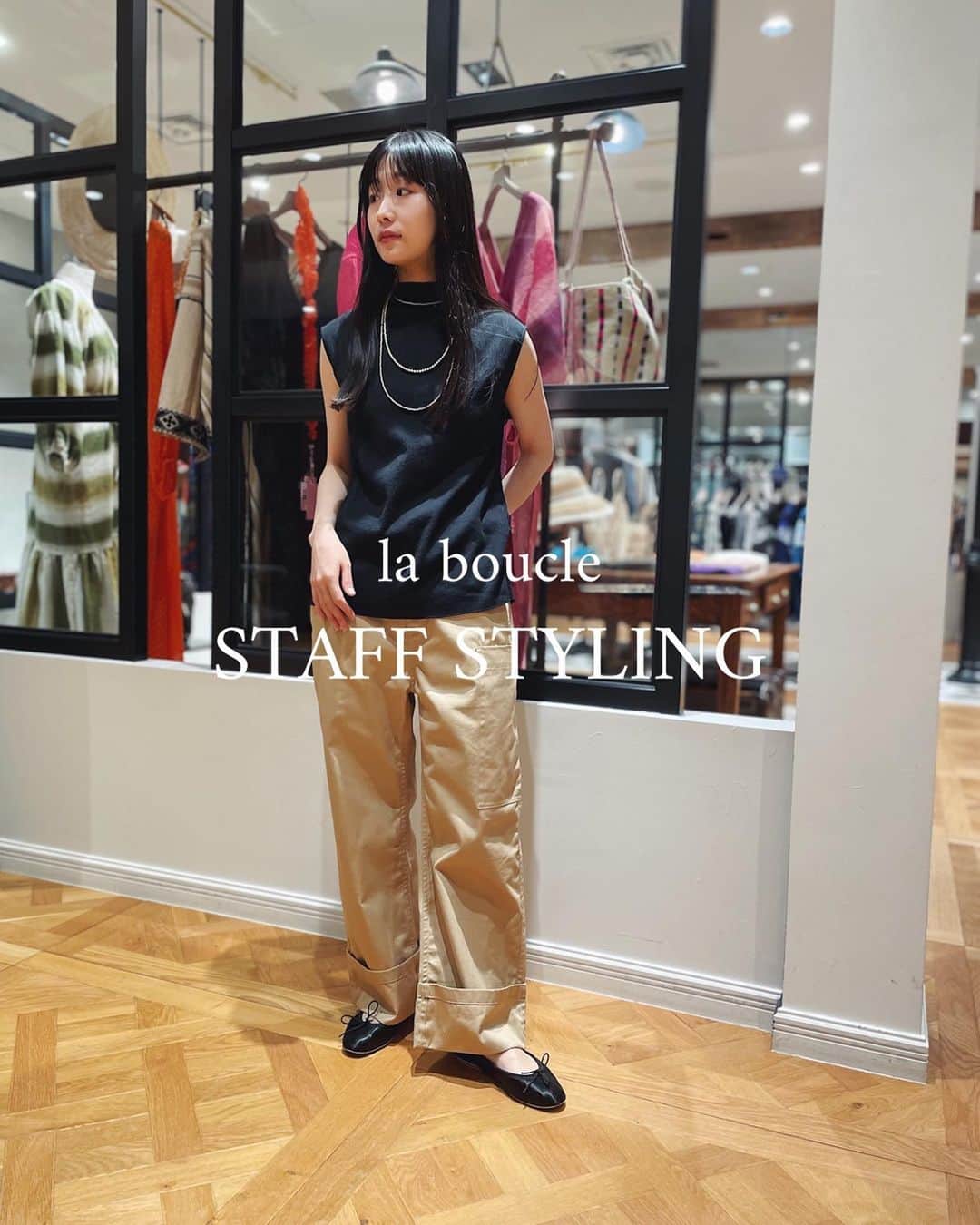 のインスタグラム：「〈la boucle STAFF STYLING〉  staff SHINODA この春のリアルバイアイテムと着こなしをご紹介。  item,1 --------------------------- ・SOFIE DHOORE チノパンツ 　¥94,600 intax  これまではカジュアルな印象が得意ではなく避けていたチノパンツ。ソフィーらしい上質な生地と、一見シンプルながら力強さのあるシルエットに惹かれて購入を決めました。  item,2 --------------------------- ・楊柳カットハイネックプルオーバー 　¥9,350 intax ※5/11 店舗発売  この夏気になっているオリジナルの楊柳トップス。実際に着ていただくと分かるのですが、上半身が華奢見えする計算されたシルエットが魅力的です。 ラフに着れる楊柳素材×夏のブラック×ハイネックで、気張らないけどラグジュアリー感があって今の気分にぴったりです。  styling,2---------------------------  白シャツ×チノパンツというあえて削ぎ落としたスタイルに。クリーンな印象で、どこか力強さのあるスタイリングを意識しました。  #laboucle_staff#laboucle_staffstyling#ienalaboucle#iena#イエナ#イエナラブークル#ienalaboucle_23ss」
