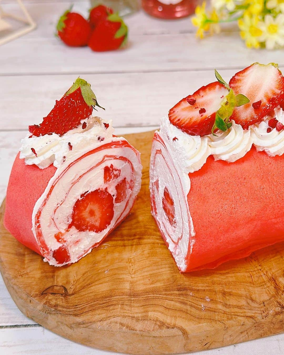 ひろまるのインスタグラム：「卵1個でいちごクレープロールケーキ Cute Strawberry crepe roll cake made with one egg  3枚のクレープと市販のホイップクリームを使うと、簡単に可愛いクレープロールケーキが作れます。 いちご色のクレープは見てるだけでも可愛いですね。  フライパンがあればおうちでクレープが簡単に焼けますよ。  @ohcakeswinnie さんの「Strawberry crepe roll」を参考にさせていただきました。  A crepe made with one egg and a frying pan. You can easily make gorgeous and cute crepe roll cake using whipped cream.  【ingredients】3 crepes (26cm frying pan) 1　Egg  10g  Granulated sugar 25g　Flour 100ml Milk 10g  Corn oil Red food coloring 400ml Whipped cream 12 Strawberry  【材料】クレープ3枚分 (26cmフライパン) 卵　 1個 グラニュー糖 10g 強力粉 25g 牛乳　100ml 植物油 10g 食紅　少々 ホイップクリーム(市販)約400ml いちご　12個  【作り方】 ①ボウルに卵を割り入れてそこへグラニュー糖を加えて良く混ぜます。  ②強力粉をふるい入れて良く混ぜます。  ③そこへ牛乳を3回に分けて加えて良く混ぜます。  ④サラダ油を加えて良く混ぜ、水で溶いた食紅を加えて良く混ぜます。  ⑤フライパンを弱火にかけて熱くなったら生地の1/3を流して焼けてきたら、裏返して10秒ほど焼いたらまな板などに置いて冷ましておきます。  ⑥いちごをクレープに合わせて切ります。  ⑦焼いておいたクレープを3枚並べてホイップクリームを塗ってそこへいちごを置いて巻きます。 ※ホイップクリームは手前の方を少し高く塗ります。  ⑧巻き終わったらサランラップで包んで冷蔵庫に入れて6時間以上冷やします。  ⑨冷蔵庫から出したらホイップクリームやいちごを飾ってナイフで切ります。  #クレープレシピ #Creperollcake #rollcake #いちご #snack #Present #cake #ロールケーキ #クレープ  #Crepe #hiromarucooktv」