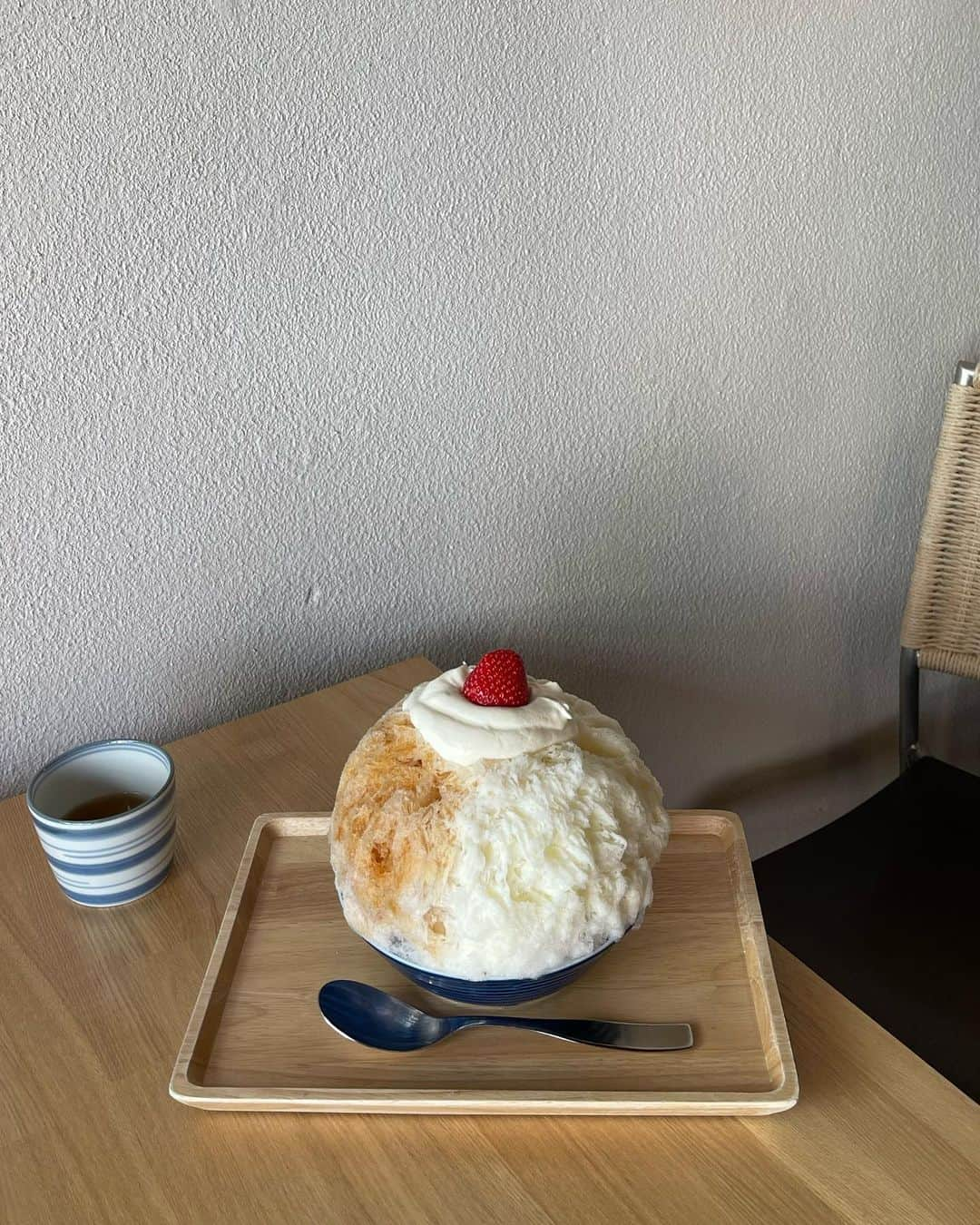 moeさんのインスタグラム写真 - (moeInstagram)「名古屋帰ると必ず食べに行くかき氷屋さん🍧☀️ そして毎回和紅茶ミルク、、🤍季節問わずかき氷食べる民なので、 オススメのかき氷屋さん教えてください🙏🏻♡ . @wudge_boy 新作のリンガーTが可愛すぎて、、、🧒🏻🍊」5月9日 20時11分 - m____wip