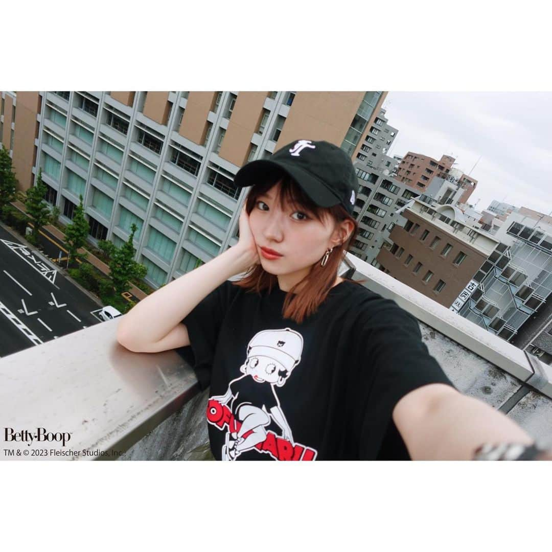 太田夢莉のインスタグラム：「「太田夢莉×ベティー ブープ™ feat.とうふまる 半袖Tシャツ」数量限定で販売します👕  サイズはS〜XLで、私の着用サイズはXLです！オーバーサイズ大好きなので、ゆるっと着てもらえるとうれしいなあ〜  #ベティーブープ #bettyboop #ベティー #とうふまる #オーバーサイズ #オーバーサイズtシャツ」