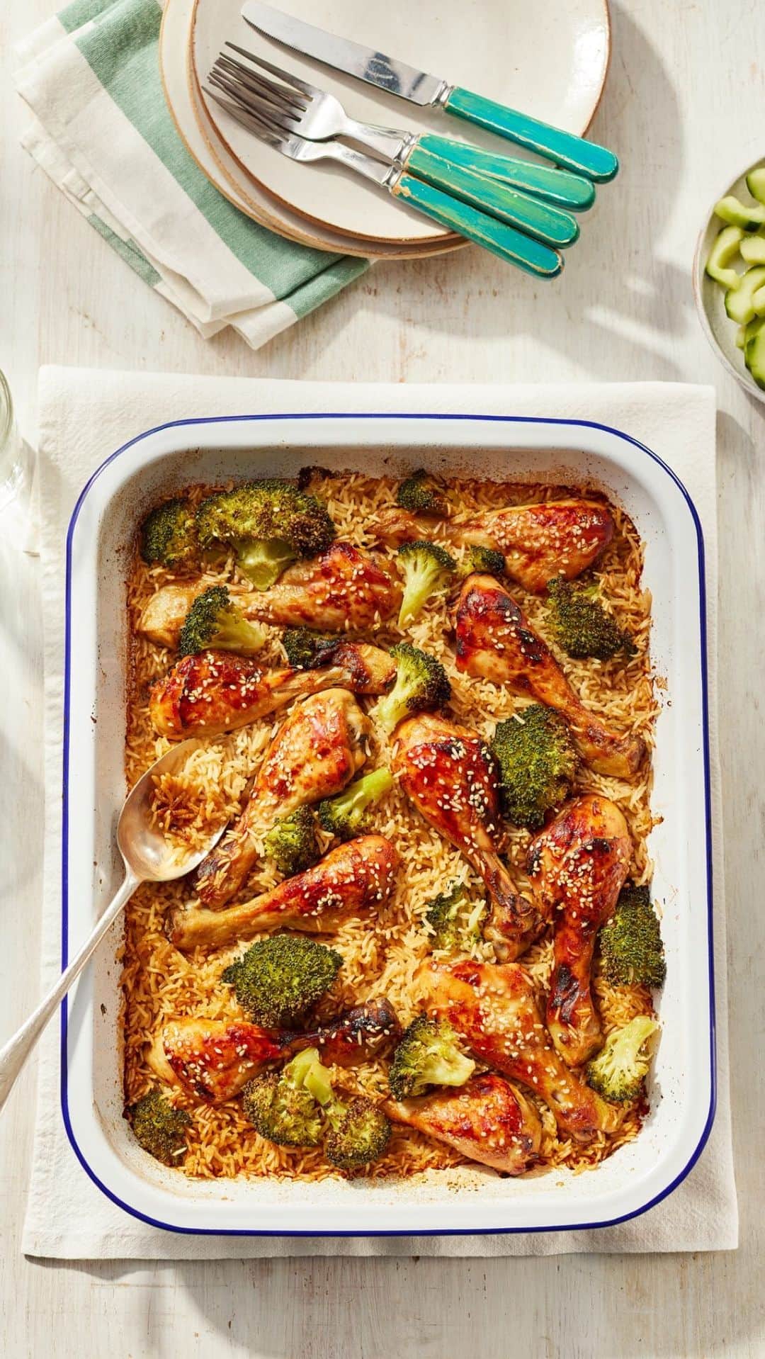 ジェイミー・オリヴァーのインスタグラム：「I know how much you lot love an easy #ChickenDinner mid-week, especially when it’s a traybake so there’s minimal washing up!! So me and @tescofood have just the recipe for you to add to the roster this week....this is my sticky miso chicken #traybake. Succulent sticky chicken, rice and seasonal greens flavoured with joyous combo of white miso, soy and honey...and the recipe serves 4 but you can easily double up or half on ingredients depending on how many you’re feeding! Get the recipe and all the ingredients you need from @tescofood . Link in my bio  #AD #TescoAndJamie」