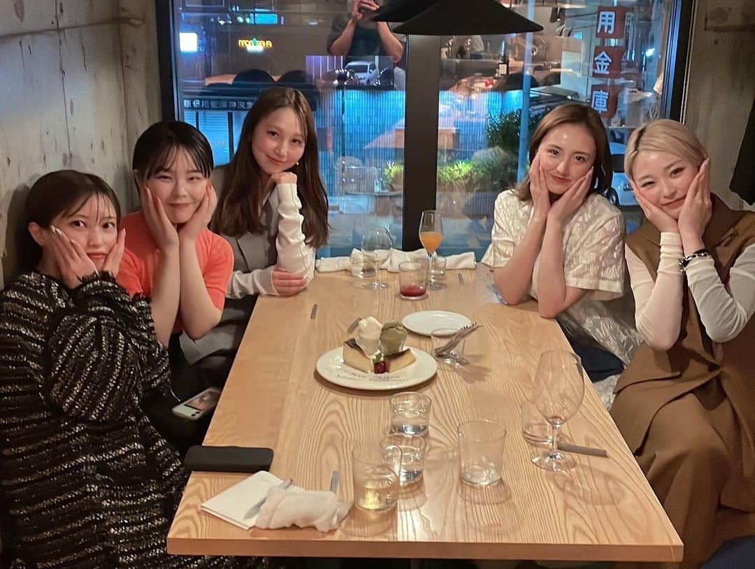 摩耶裕のインスタグラム：「. . @lcb_kobe のスタッフみんなでご飯会🩵  皆さん本当に可愛くて優しくて楽しくて… こんな私ものびのびとハッピーにお仕事させて頂いてます🥹💗  そんなハッピー溢れるルシェルブルー神戸大丸店に是非是非遊びに来て下さいね😌👗🩵 そして神戸のインスタではオシャレなライフスタイルを テーマに更新していくのでフォローして下さいねっ🧸💞  #lecielbleu  #irene」