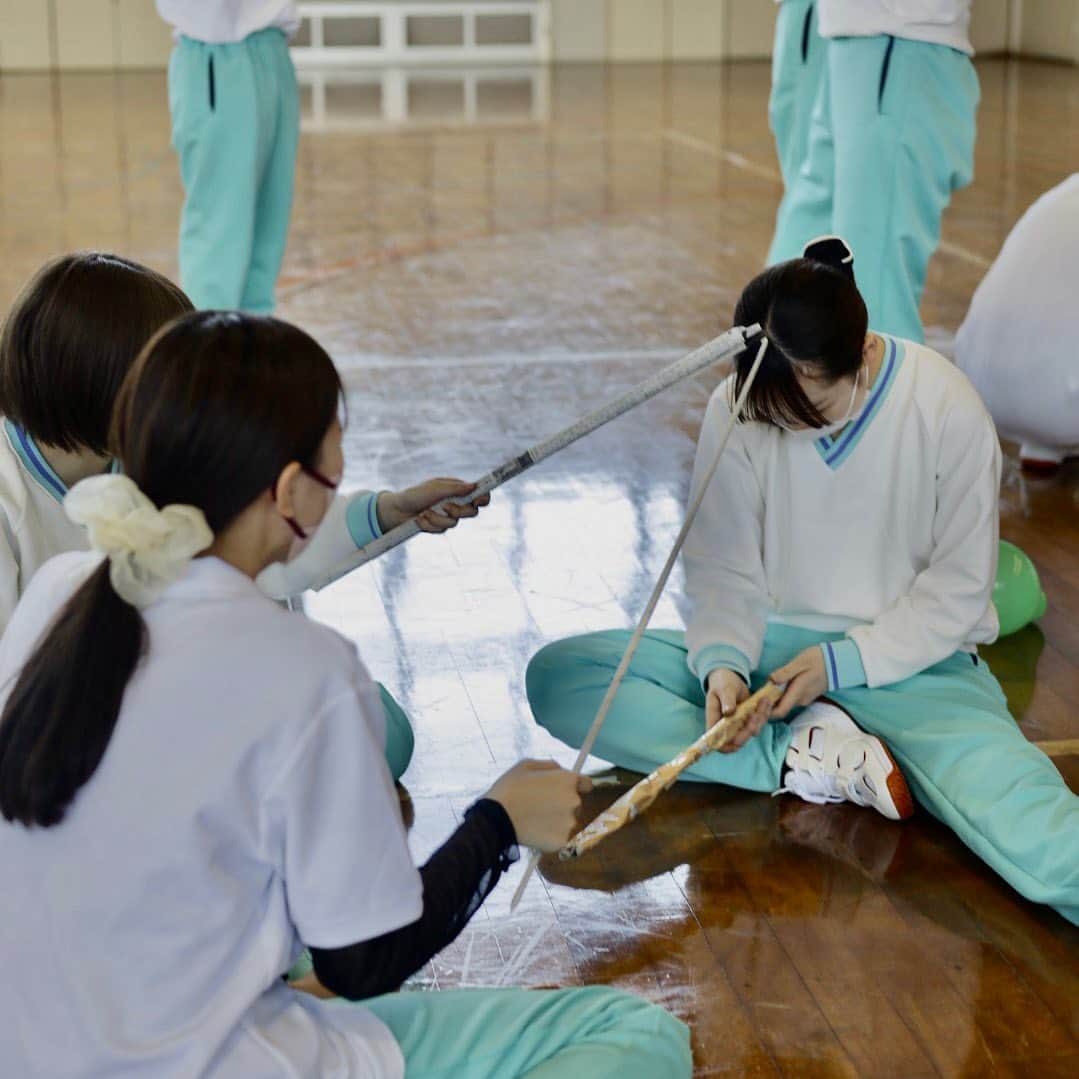 福岡女子短期大学さんのインスタグラム写真 - (福岡女子短期大学Instagram)「💎子ども学科1年生 今日の子ども学科1年生は体育館で新聞紙を使った創作活動でした🤩みんな楽しそうですね🍀  ╱╱ (siren)5･21OPEN CAMPUS オープンキャンパス開催 ╲╲  5/21（日）に開催される「オープンキャンパス」の参加事前申込を受付中です😊  #福岡女子短期大学 #子ども学科 #保育士の卵」5月9日 20時06分 - fukuoka_wjc