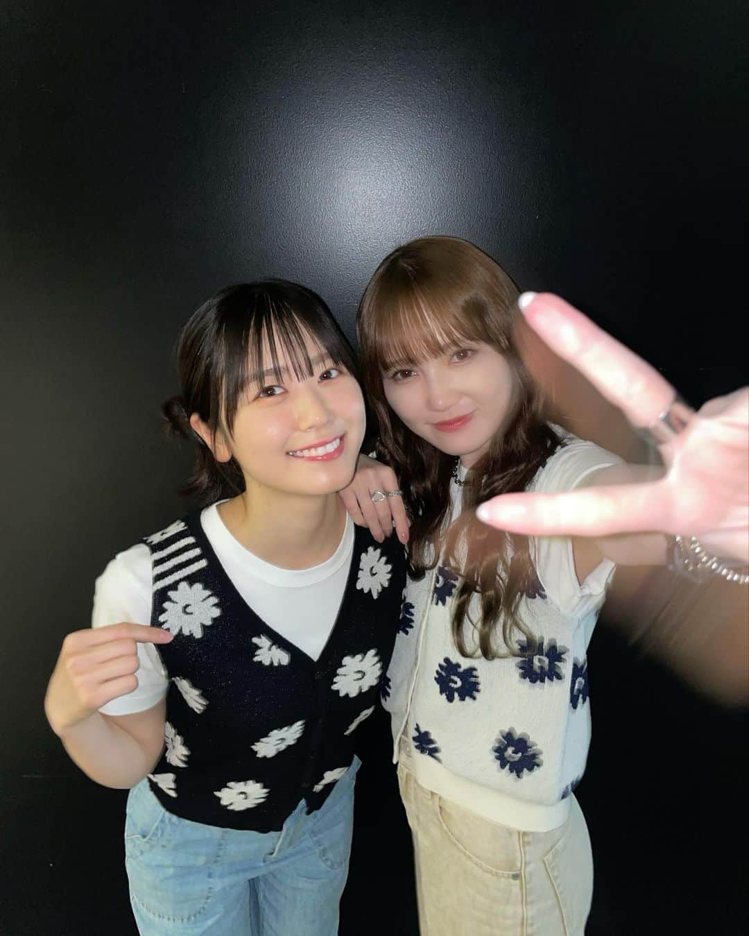 丹生明里さんのインスタグラム写真 - (丹生明里Instagram)「ミーグリの日🐸  史帆さんと色違いのお洋服でした！🥰 めちゃくちゃ嬉しかったです！💙  #日向坂46 #かとしふく #丹生ちゃん #nibugram」5月9日 20時06分 - nibuchan_akari