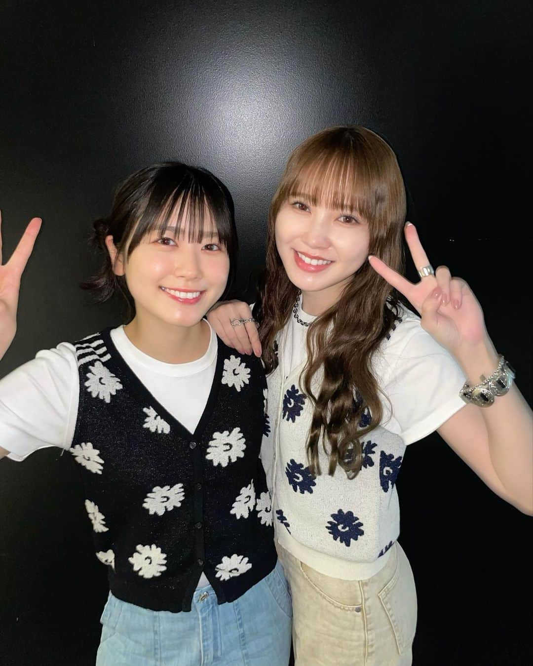 丹生明里のインスタグラム：「ミーグリの日🐸  史帆さんと色違いのお洋服でした！🥰 めちゃくちゃ嬉しかったです！💙  #日向坂46 #かとしふく #丹生ちゃん #nibugram」