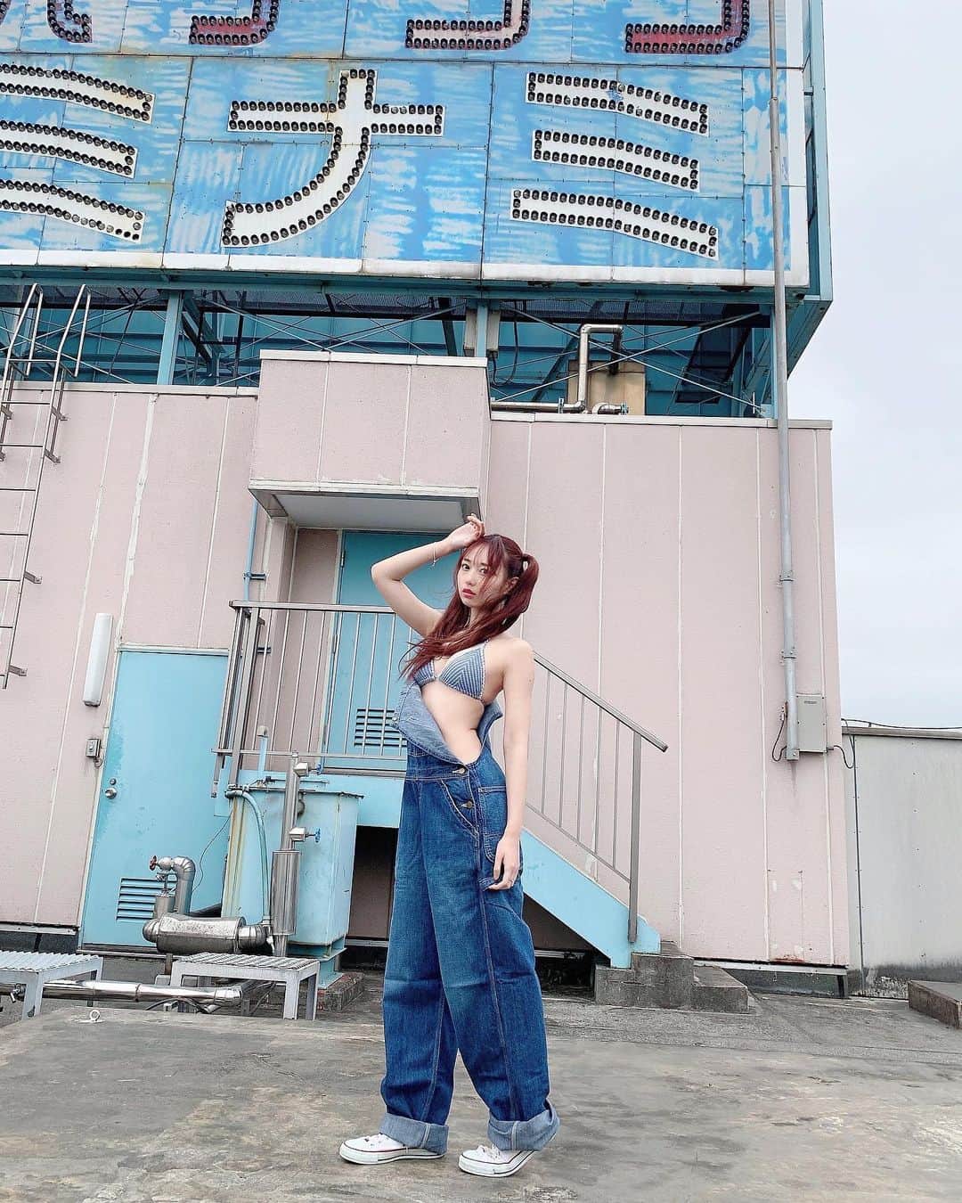 のインスタグラム：「＾＾  なんだか屋上がいい味だしてた   #ex大衆  #グラビア  #撮影  #雑誌  #水着  #オーバーオール  #屋上  #instagood  #instadaily  #photo  #gravure」