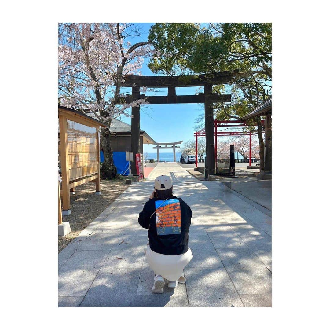 井上小百合さんのインスタグラム写真 - (井上小百合Instagram)「東日本大震災の揺れにも耐えた 石巻日和山の大鳥居 。  変わりゆく石巻の姿を ずっと見てきた鳥居が 度重なる地震と老朽化で 倒壊する恐れがあるとされ 解体されることになってしまい、 とても寂しかったのですが  寄付やクラウドファンディングを経て2021年に復活、  やっとやっと見に行けました！  コロナ前に、東北の友人たちと ここに来て見た景色と 同じ景色をまた見ることができて とっても嬉しかったです ·͜· ︎︎  皆さんも是非、 日和山公園の大鳥居を見に お出かけしてみては いかがでしょうか 🌿  …小百合   #宮城県  #石巻  #日和山公園  #広瀬咲楽」5月9日 20時09分 - sayuri_inoue.official