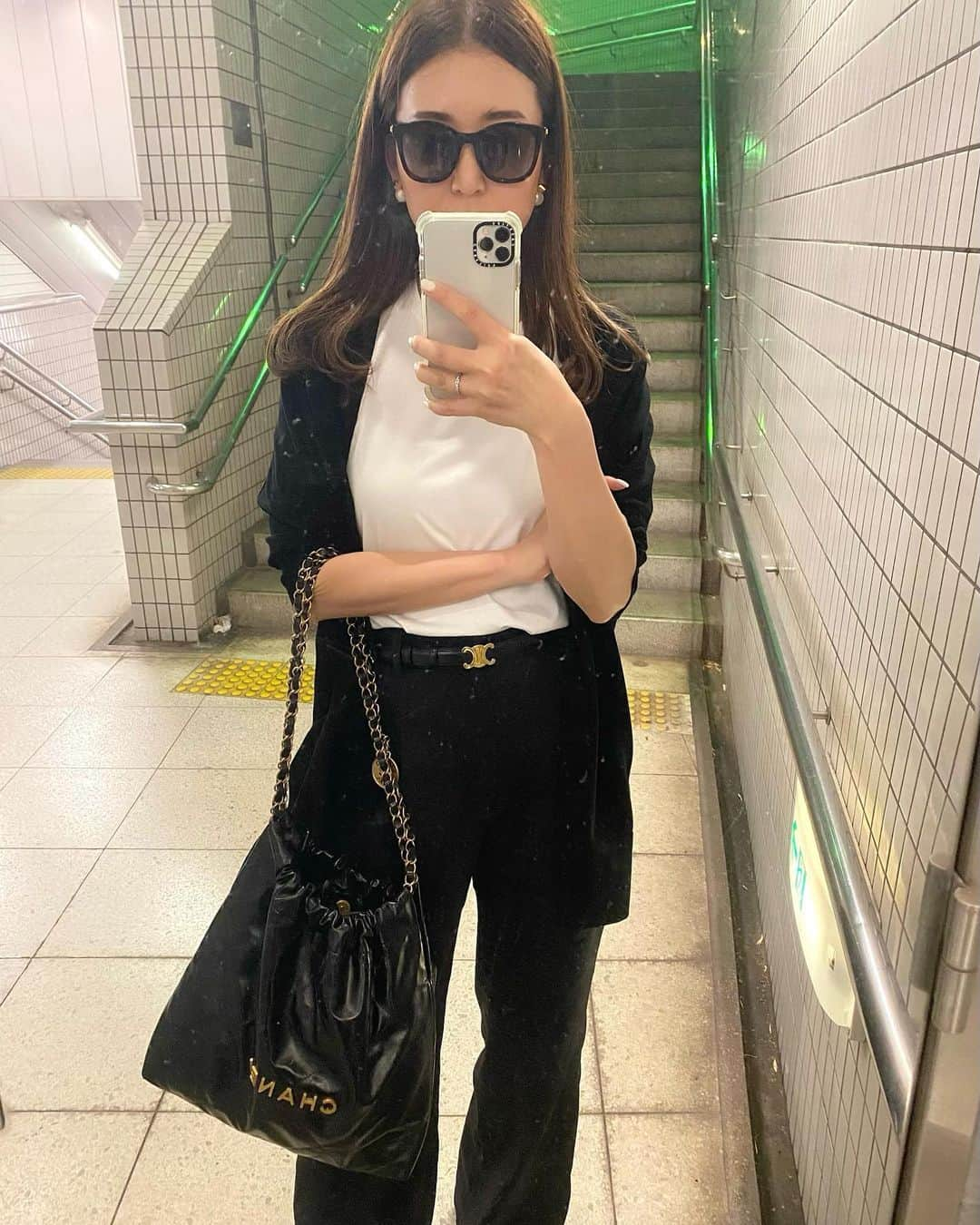 ei0601meさんのインスタグラム写真 - (ei0601meInstagram)「名古屋旅行1日目。 シワにならない黒の服と 味噌煮込みうどんのスープが飛んできても気にしないガシガシ洗える綿100のTシャツ。 ・ ・ ・ ・ #chanel #chanelbag #chanel22 #celine #adidassamba #deuxiemeclasse #selfie #nagoya #シャネル #シャネル22 #セリーヌ #大人カジュアル #シンプルコーデ #モノトーンコーデ #旅行コーデ #きれいめカジュアル #アラフォーコーデ #アラサーコーデ #40代コーデ #高身長コーデ #アディダスサンバ #ラフコーデ #名古屋観光 #名古屋旅行 #セルフィー #ゴールデンウィーク #春コーデ」5月9日 20時10分 - ei0601me