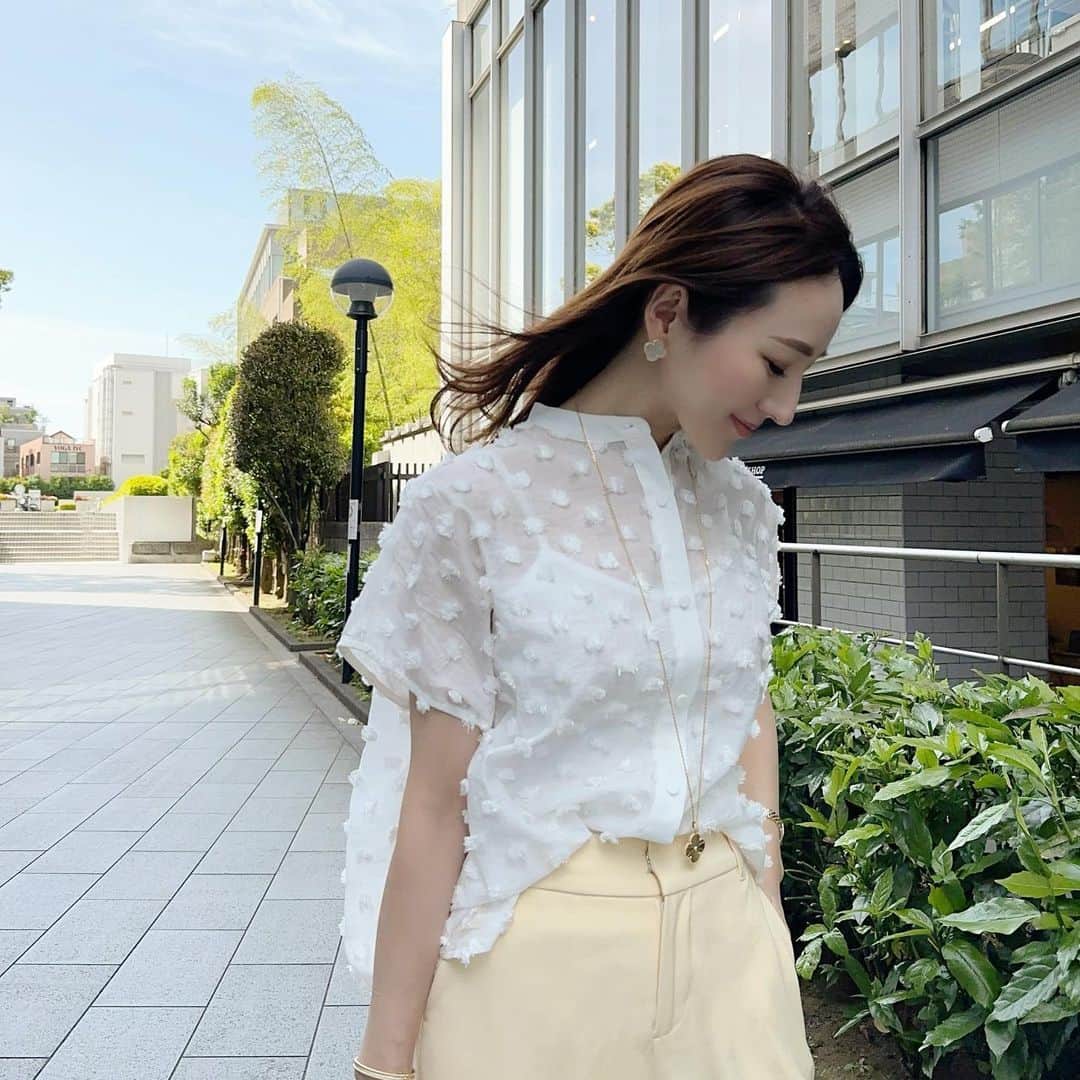 のインスタグラム：「突然ですが…😌 この度、やりたいやりたいと軽く2年ぐらいは思い続けていたYouTubeを開設することになりました☺️ 私1人の力では出来ないので、 撮影、編集をしてくださる方と ご縁があって実現することに☺️✨  まず初めの動画制作は みなさまからのご質問にお答えしていく動画が作れたらと思い 今回、こちらの投稿もしくは ストーリーズの方からも質問募集をしたいと思います！ 普段インスタでは伝えきれない情報を 少しずつ、幅広く、 お伝えしていけたらいいなと思っております！ 開設は6月初めごろを予定しています。  ぜひぜひご質問、お待ちしております☺️🙏🙏」