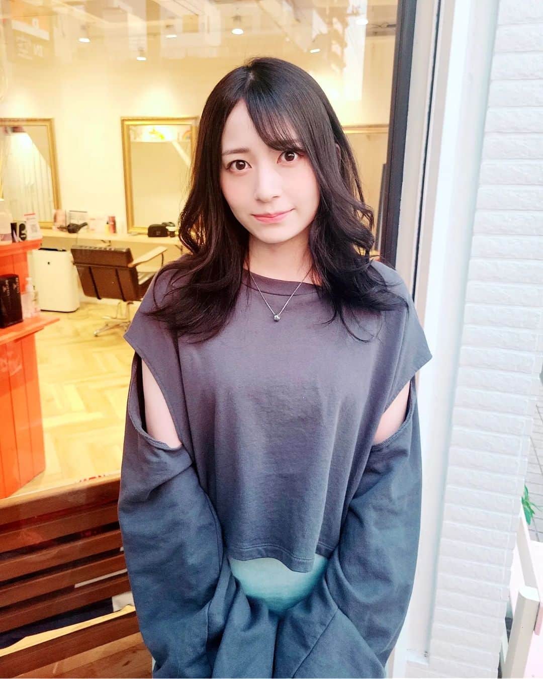のインスタグラム：「💇  カラーと、 レイヤーいれてもらいました！ 全体的に軽くなって嬉しい✨ 　 #美容室 #グレージュ #カット #レイヤーカット」