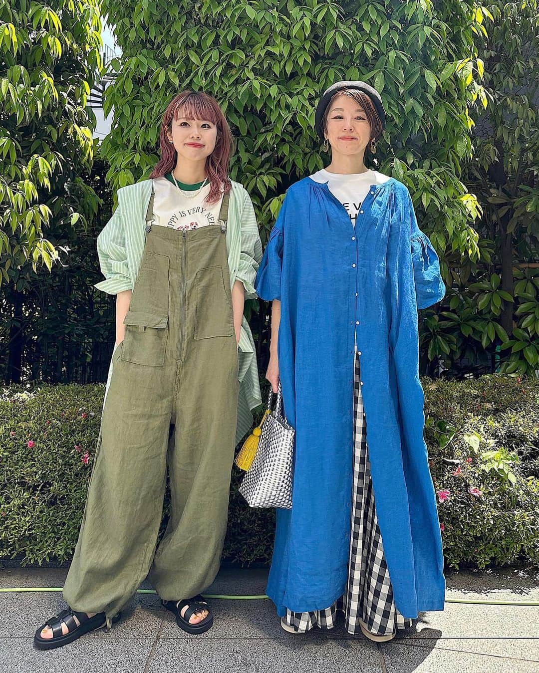 ニコアンドさんのインスタグラム写真 - (ニコアンドInstagram)「. 【FINEリネンシリーズ🌿‬】  ＼ 毎年大人気 ！／ 『FINE LINEN』ファインリネンシリーズって？  昨年誕生した、フレンチリネ100%の素材による ニコアンド独自のウエアシリーズ！  発色の美しさや肌触りの良さに加え、接触冷感に 吸水速乾機能と、汗ばむ季節にうれしい機能も完備💮  . そんなFINEリネンシリーズの中でも、 今回はワンピースとサロペットをご紹介！  ぜひお買い物のご参考にしてください☺️🛍  右STAFF：erinko (160cm) → @eri___niko  ・FINEリネン2WAYワンピース ¥8,250 TAXIN ・フレンチロゴアソートTシャツ ¥3,300 TAXIN ・ドライタックフレアスカート ¥6,050 TAXIN ・ORメタリックメッシュトートバッグ ¥4,730 TAXIN ・OR差し込みトングサンダル ¥3,740 TAXIN  左STAFF：YUKA (155cm) → @yukaaa__0602  ・FINEリネンサロペット ¥7,920 TAXIN ・アレンジリンガーアソートTシャツ ¥3,300 TAXIN ・プレミアムローンBIGシャツ ¥5,500 TAXIN ・ORグルカサンダル ¥4,730 TAXIN  _____________________ 📍 @nikoandtokyo  OPEN 11:00 CLOSE 21:00 _____________________  #nikoand #ニコアンド #nikoandtokyo #ニコアンドトーキョー #渋谷 #かわいい #fashion #tokyo #ootd #東京 #低身長コーデ #ニコアンドコーデ #ビックシルエット  #大人カジュアル #カジュアルコーデ #大人カジュアルコーデ #シンプルコーデ #リネンワンピース #リネンサロペット #リネン服 #チェックスカート #リンガーtシャツ #シアーシャツコーデ #シャツワンピースコーデ #グルカサンダル #トングサンダル #アニマルtシャツ #ロゴtコーデ #ママファッション #ママコーデ」5月9日 20時15分 - nikoandtokyo