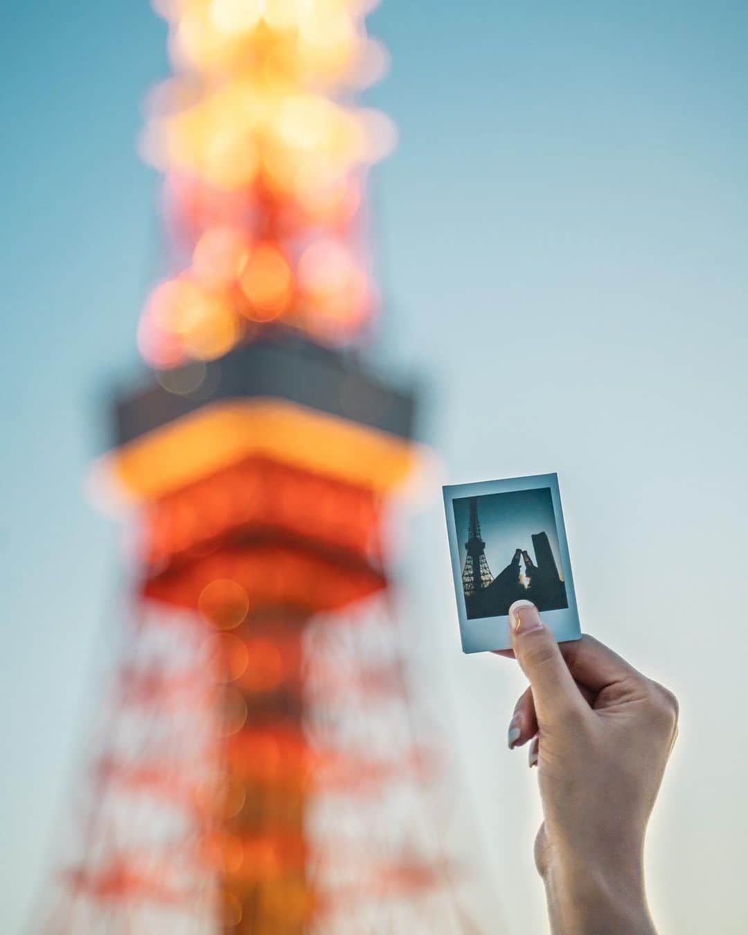 東京プリンスホテルさんのインスタグラム写真 - (東京プリンスホテルInstagram)「【絶景×夕涼みステイ】-Magic to Blue-  東京プリンスホテルの屋上は、東京タワーまで遮るものが何もないTOKYOの特等席。 そんな絶景を臨めるルーフトップで、夕涼みはいかがでしょう。  マジックアワーからブルーアワーへと移り変わる空を背に光始める東京タワーを堪能しながら、クラフトビールで乾杯！ 絶景をより楽しむためのフォトミッション達成のご褒美は、 懐かしさに心くすぐられる駄菓子の詰め放題。  この夏は、東京プリンスホテルだからこそできる とっておきの体験で、夏を満喫しませんか？  詳しくはWebサイトへ  “Magic to Blue” Stay Plan   The rooftop of Tokyo Prince Hotel boasts one of the best seats in the city for viewing the iconic Tokyo Tower 🗼  Now, courtesy of our latest accommodation package, you can enjoy these rare, unobstructed views of the majestic orange tower and surrounding cityscape while sipping on a tasty craft beer (or a Ramune soda) and taking tons of uniquely scenic photos. Enter some snaps into the hotel's “photo mission” and receive unlimited snacks throughout your stay, too!  Feel the cool evening breeze of early summer while watching the sky slowly shift between colours as Golden Hour sinks into Blue Hour and gracefully gives way to night.  For further details, please visit the website.  Share your own images with us by tagging @tokyoprincehotel  —————————————————————  #tokyotrip #tokyoprincehotel #tokyophoto #japan #tokyohotel #tokyotokyo #tokyotower #東京プリンスホテル  #東京タワー #東京観光 #絶景 #絶景はプリンスにある #ルーフトップ #夕涼み #夕涼みイベント#夏休みの過ごし方」5月9日 20時15分 - tokyoprincehotel