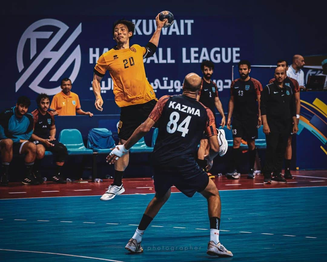 渡部仁のインスタグラム：「💛🖤 End of season in Kuwait🇰🇼  Thank you to everyone at QADSIA for your support💛🖤  クウェートに来て初めての対戦相手がKAZMA 最後の対戦相手もKAZMAでした。  試合は延長、第2延長、ペナコンまで続きました。 昨シーズンのプレーオフに続き、クウェートでもペナコンまで経験できるとは思ってもいませんでした🤦🏻‍♂️  シーズン成績 リーグ戦2位🥈 カップ戦4位  #alqadsia  #handball #salming  #bauerfiend」