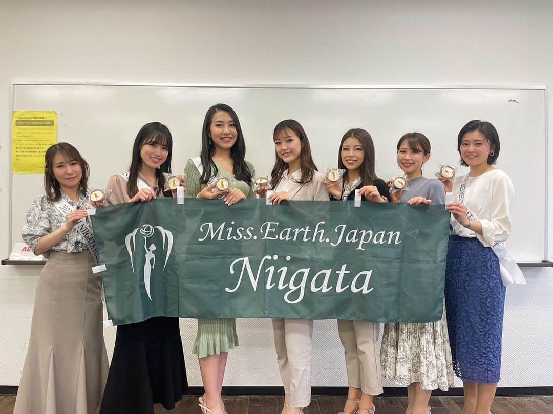 佐藤茜さんのインスタグラム写真 - (佐藤茜Instagram)「Miss Earth Japan Niigata 07 May,2023  ❨プレゼン大会❩  「環境問題について興味のあること」をテーマに、1人1人プレゼンしました🌱  この日はみんなが先生の日📚  自分では気になっていても調べていなかったことや、新しく知ることがたくさんありとても面白かったし勉強になりました💫  私はこのプレゼン大会があると聞いた日からずっと、環境問題の影響を受けている子供たちについて発表しよう！と決めていました  いざ調べてみると自分の想像を超える深刻さ、そして逆に改善していることなど  情報を発信したり行動する前に、正しい知識を学ぶことは本当に大切だなと改めて感じました🤔  それは何に対してもそうですよね！ SNSに溢れている情報、思い込み、周りの意見に流されずに😌  これからも発信する側として、日々アンテナを張り、色々なことを学んでいこうと思いました🍀  そしてファイナリストの、みほちゃんがキャロットケーキを作ってくれました！ にんじん丸ごと入ってます🥕  砂糖や油にもこだわっていて、みほちゃんの優しさを感じたとともに、私も作ってみようって思いました🤍  みほちゃんありがとう！  今回、プレゼンテーションの機会を作ってくださって、ありがとうございます🌼  そして、みんなのプレゼンでたくさん学べました！ ありがとう🌷  #ミスアースジャパン新潟 #2023ミスアースジャパン新潟 #ミスアース #新潟 #ビューティトレーニング #ファイナリスト #環境 #プレゼン #環境問題 #sdgs #子供 @miss_earth_niigata @mej.ap.honbu」5月9日 20時29分 - rosy__cloud