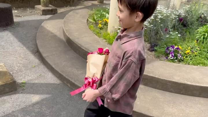 のインスタグラム：「・ 結婚記念日に薔薇の花束を嫁ちゃんにプレゼントするまでの過程です！ ゆうしくんにただのちびっ子と言われたり、勝手に結婚記念日を自分の物にされたりと、普通にちょっと揉めました！ ・ フルverをYouTubeにアップしてますので是非見てくださいー✌️ ・ #ぼくはゆうしくん #わたしはここなちゃん #結婚記念日 #目指せ100の花束 #サプライズ  #ホープマンズ #森川やるしかねぇ   #息子#子供#パパ#お父さん#ママ#お母さん#家族#親子#お笑い」