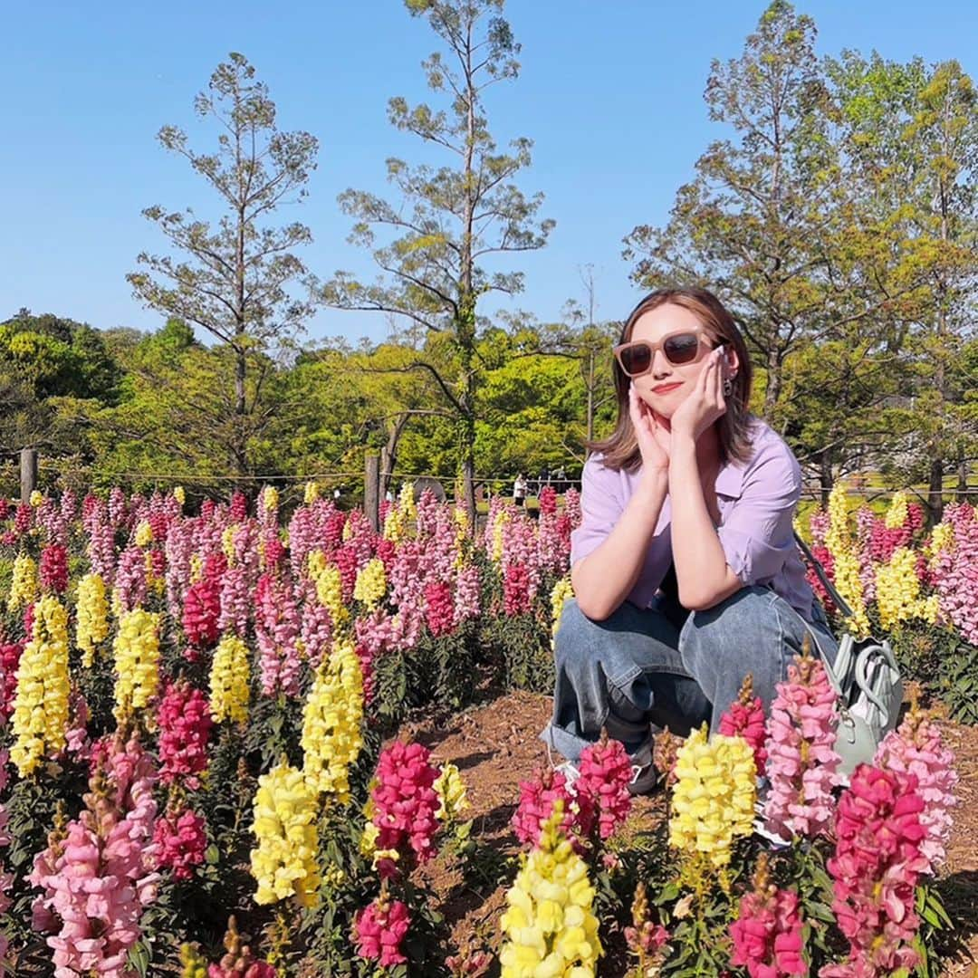 MIOのインスタグラム：「お花畑ピクニック🌼🧃🍙♻️🌹」