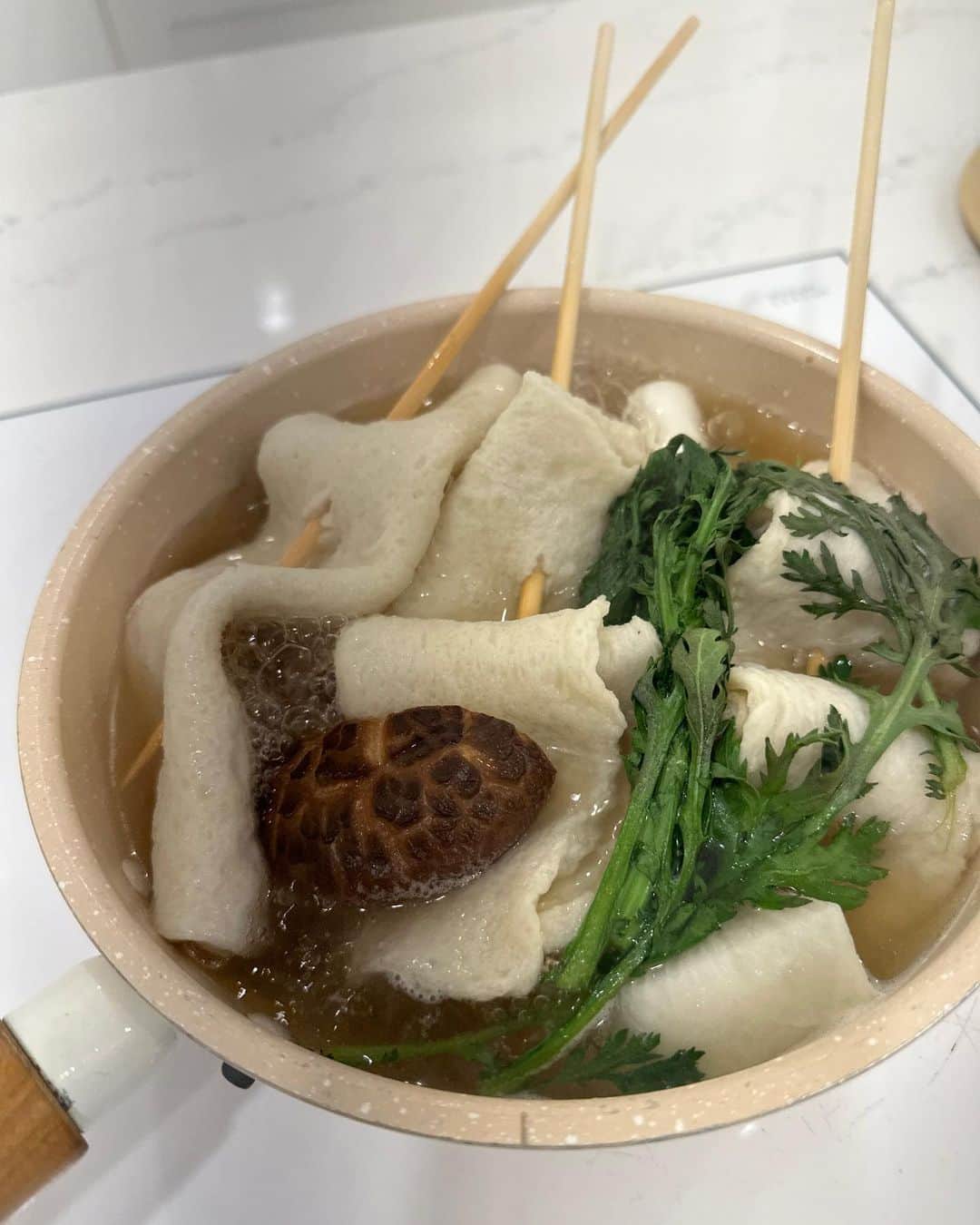 パク・タミのインスタグラム：「- '오마뎅 언제 하세요?' 라이브때, 댓글로, 주변 지인들도 ㅎㅎ 그쵸... 한지 꽤 되었으니~ 슬슬~ 찾으실때가 된거 맞죠? 그.럼.에.도. 제가 시간에 쫒겨 엄두를 못내고 있는데..  지난주에 연락이 왔어요. 오마뎅 본사에서 ㅎㅎ '신제품 드디어 하실 수 있습니다!' 라고~  신제품 뭐가 있냐면요~ @꼬치어묵! 요건 사각어묵이 꼬치에 꽂혀있는 어묵이예요~ 오마뎅 오프라인 가면 파는거요~ 맞아요~ 그거요! 10개의 꼬치가 들어있는 세트가 한봉이요^^  @물떡 어묵탕 우리쌀 가래떡 3개와 사각어묵이 3개 있어요. 오늘 영상에 있는 양이 딱 나와서~ 하나 끓이면~ 1~2인분 정도예요^^ (이건 꼬치 막대기는 없어요~) *아이들이 물떡 진짜~ 지인짜~! 좋아해요!  떡볶이는~ '나 떡볶이 ... 좀 좋아해요!' 하시는 분들은 그냥~ ㅎㅎ 드셔보시길 권하고 싶어요ㅇ 쫀똑쫀똑 식감 매력은.. 무조건이죠~ 짜장맛, 고추장맛 있는데, 매운것 못먹는 아이들은 짜장이요!  그.리.고...... 우리 완이와 저의 최애... @김치어묵우동.....  요건~ 김치 좋아하시는 분들!! 그냥 하심 됩니다. 맛은.. 제가 보장해요~~  구성중에 <특별구성3> 요거 봐주세요! 여기엔 가래떡 8개를 무료로 드리거든요~ (탐언니 찬스 1) 여기저기 넣어드셔도 되고~ 구워서 조청에 찍어먹어도 최고예요!  이번엔~ 선착순 안할거예요! 대신 전 구매고객님께! 정가 12,900원 마라어묵탕 플렉스할게요 (탐언니 찬스 2) (유통기한 23.08.31)  물량 확보하느라 지난주에 못한 오마뎅이니~ 멋지게 쫘안!! (마OO리와 OOg에서 떡볶이 다 가져가서 밀렸으니..) 저는 더 좋은 할인율에 선물로 보상합니다!  구매 링크는 제 인스타 프로필 상단에 있습니다! 오픈 했어요~~ 🎈  오마뎅 CS는 02-1522-2965」