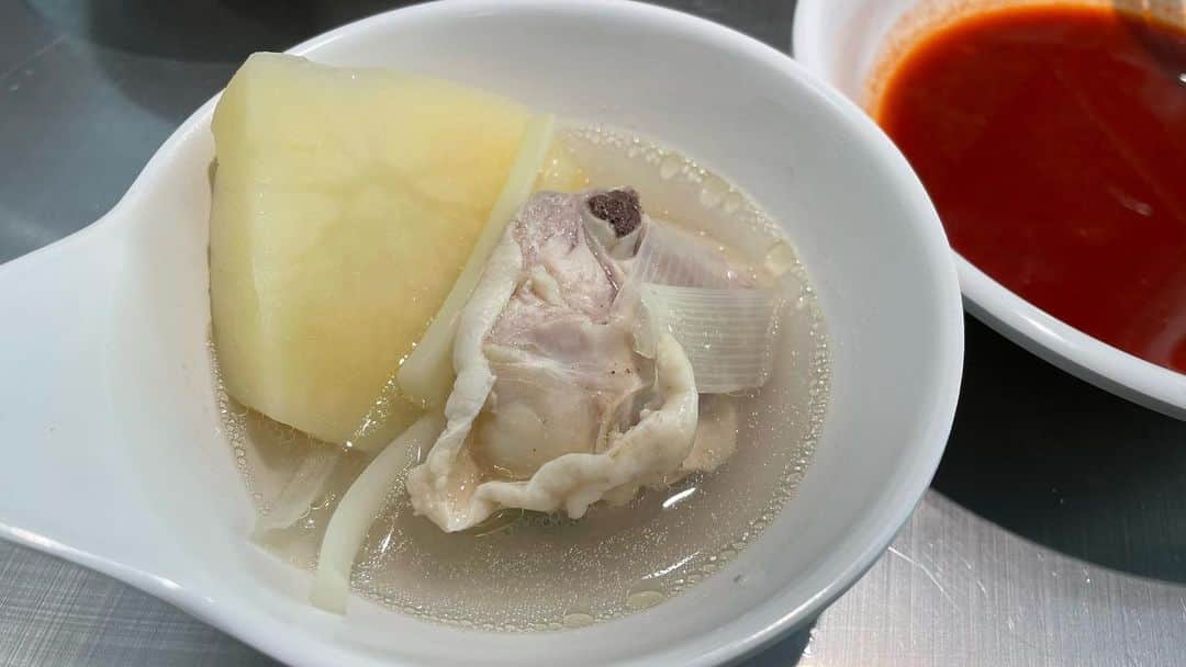 三宅智子さんのインスタグラム写真 - (三宅智子Instagram)「今日は、一緒に韓国語教室に通ってるお姉様達と授業の後に新大久保でタッカンマリ〜！  柔らかく煮込まれた鶏肉やジャガイモに鶏の旨味がよーく出た優しい味わいのスープで作る〆のカルグクスがまた最高でした！  ずっと食べたかった浅漬けキムチ（コッチョリ）もあって、さっぱり白菜シャキシャキで美味しかった！  #タッカンマリ #明洞タッカンマリ #カルグクス #新大久保グルメ #網焼きプルコギ #コッチョリ」5月9日 20時24分 - tomoko1121m