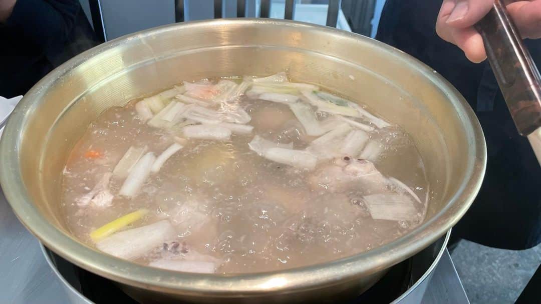 三宅智子さんのインスタグラム写真 - (三宅智子Instagram)「今日は、一緒に韓国語教室に通ってるお姉様達と授業の後に新大久保でタッカンマリ〜！  柔らかく煮込まれた鶏肉やジャガイモに鶏の旨味がよーく出た優しい味わいのスープで作る〆のカルグクスがまた最高でした！  ずっと食べたかった浅漬けキムチ（コッチョリ）もあって、さっぱり白菜シャキシャキで美味しかった！  #タッカンマリ #明洞タッカンマリ #カルグクス #新大久保グルメ #網焼きプルコギ #コッチョリ」5月9日 20時24分 - tomoko1121m