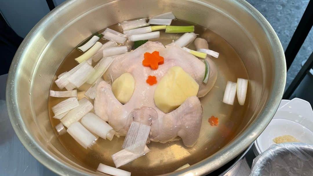 三宅智子のインスタグラム：「今日は、一緒に韓国語教室に通ってるお姉様達と授業の後に新大久保でタッカンマリ〜！  柔らかく煮込まれた鶏肉やジャガイモに鶏の旨味がよーく出た優しい味わいのスープで作る〆のカルグクスがまた最高でした！  ずっと食べたかった浅漬けキムチ（コッチョリ）もあって、さっぱり白菜シャキシャキで美味しかった！  #タッカンマリ #明洞タッカンマリ #カルグクス #新大久保グルメ #網焼きプルコギ #コッチョリ」