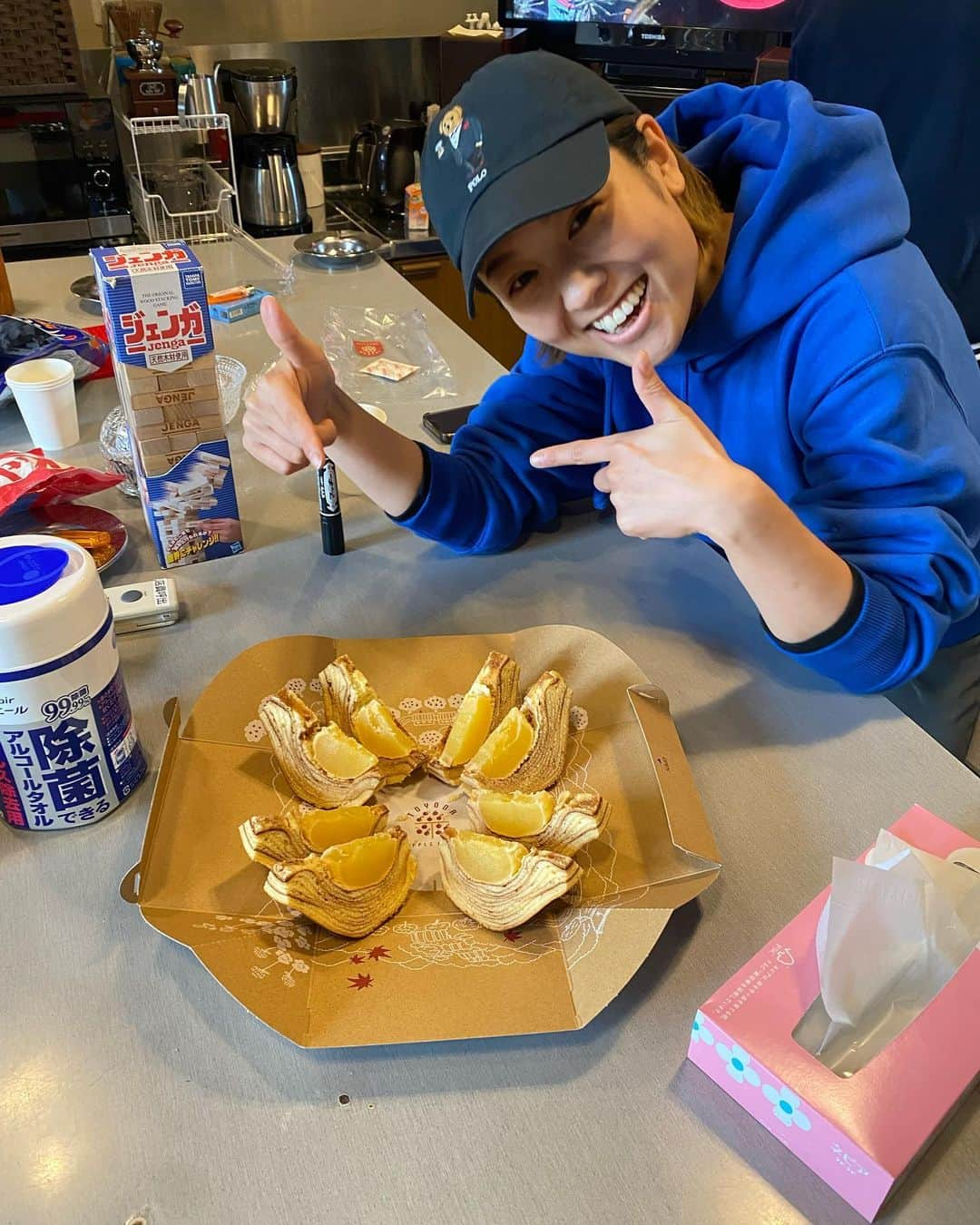 沙田瑞紀さんのインスタグラム写真 - (沙田瑞紀Instagram)「まおちゃん、誕生日だったのにおいらのレコーディングに遊びに来てくれて、自分で買ったというりんご丸ごとバームクーヘンをまおちゃん自ら切り、スタジオにいた全員に食べさせてくれた。(とてもおいしかった)終いにはスタジオのために鉛筆を一本一本削っている始末。なんてやさしくてかわいいひとなの。だいすき...。さすがユニバースまお...。まおちゃん誕生日おめでとう！改めてお祝いさせてね。  #宇宙まお」5月9日 20時26分 - mizuki_masuda