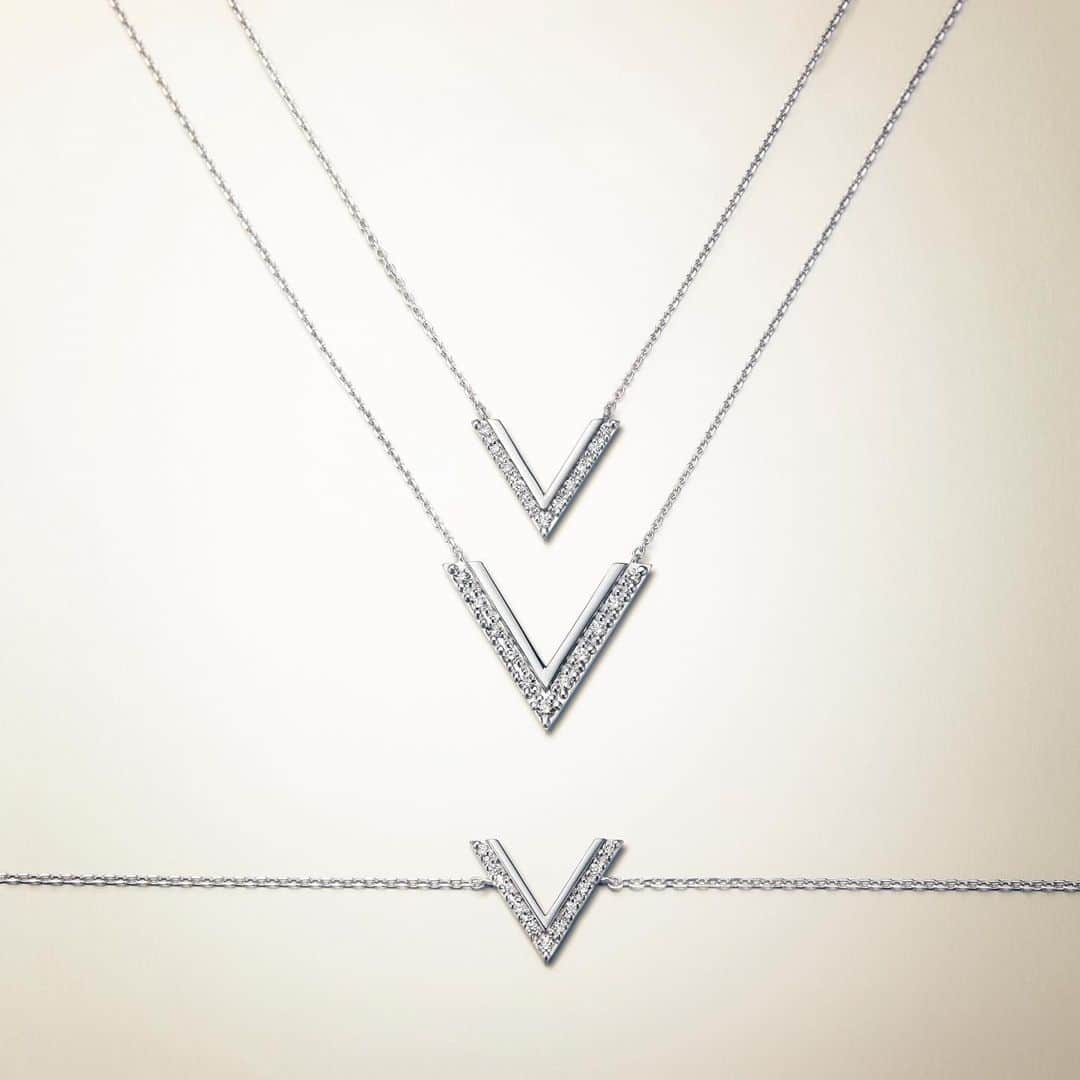 ヴァンドーム青山さんのインスタグラム写真 - (ヴァンドーム青山Instagram)「. 50ans Première escales New Collection  ブランドの頭文字｢V｣を直線的なシルエットで描いたシリーズ。一つ一つ丁寧にセッティングされたダイヤモンドが一体となって輝き､存在感を放ちます。  #vendomeaoyama #ヴァンドーム青山 #ヴァンドーム青山50ans #ダイヤモンドネックレス  #necklace #ネックレス #bracelet #ブレスレット #プラチナジュエリー  #platinumjewelry  #jewelry #accessory  #ジュエリー好きな人と繋がりたい  #お守りジュエリー #記念日ジュエリー #アニバーサリージュエリー」5月9日 20時26分 - vendomeaoyama_official