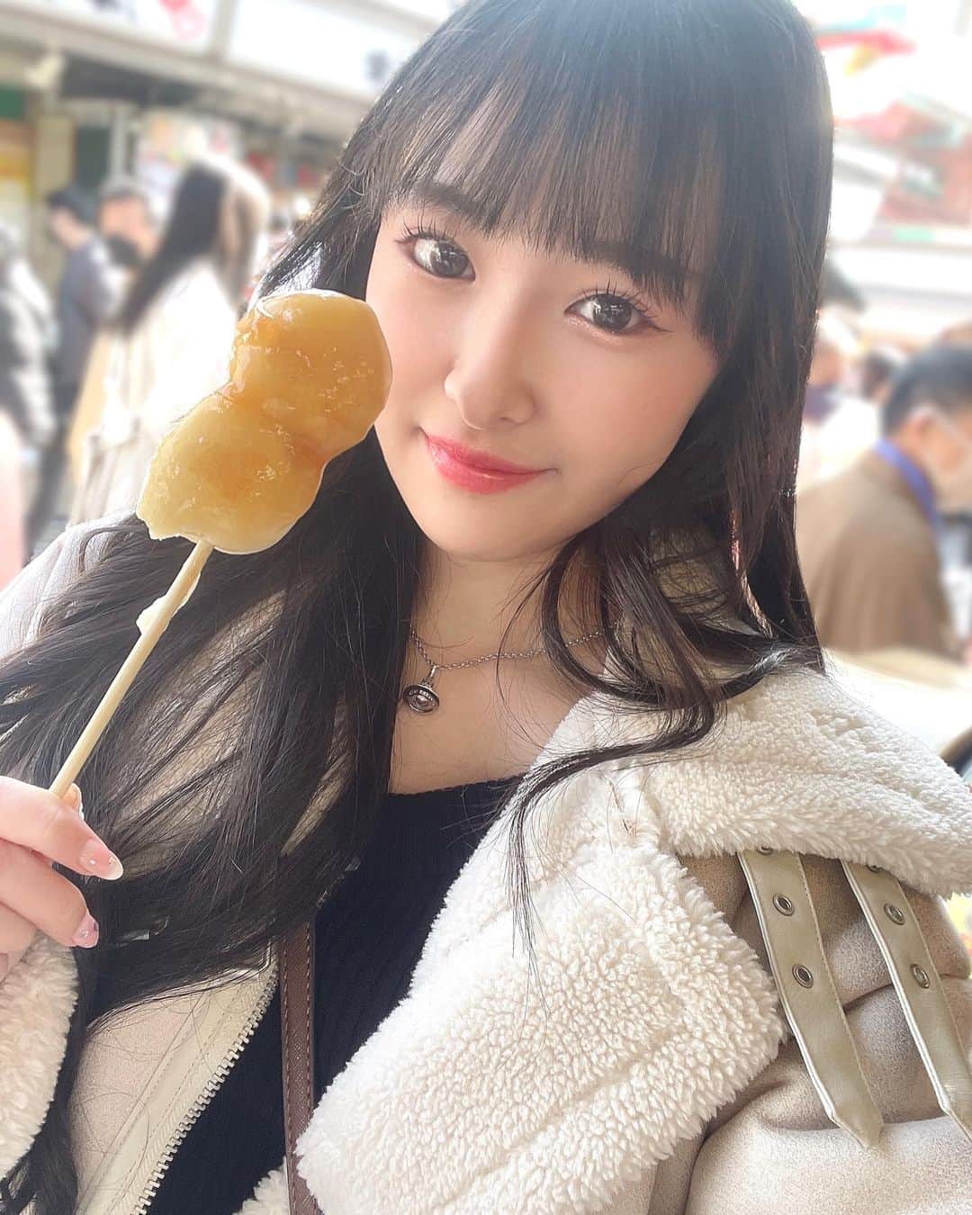 のインスタグラム：「♡ 大好きなおもちいっぱい食べれて幸せ( ◜﹃◝ )🍡 ⁡ おすすめの食べ歩き教えて欲しい🤤 ♡ ♡ #浅草 #浅草寺 #雷門 #浅草観光 #東京 #東京観光 #食べ歩き #tokyo #happy #Instagood #추천 #팔로우  #셀카 #여행 #여행스타그램 #05 #05년생 #고등학생」