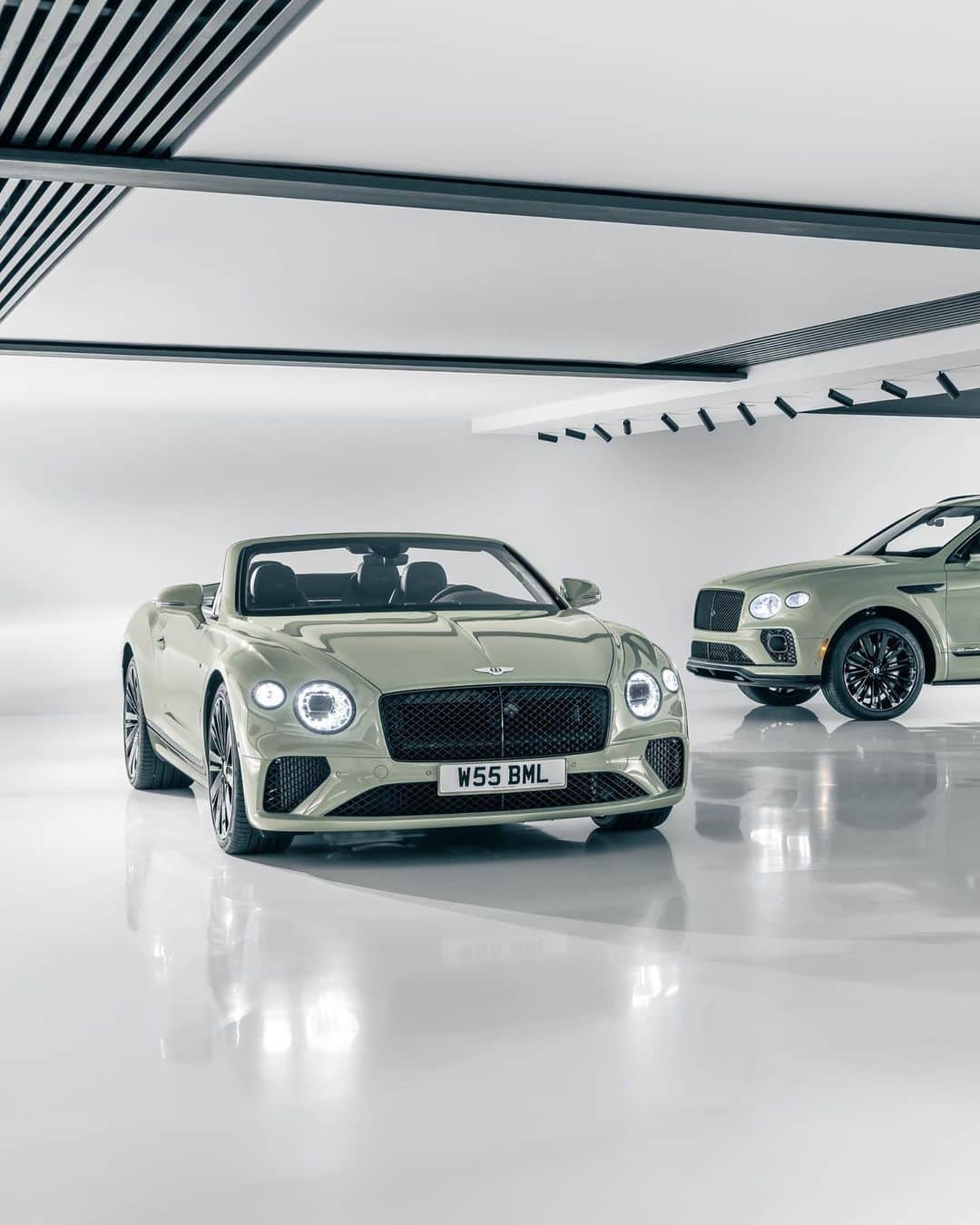 ベントレーのインスタグラム：「1-7-5-11-3-9-6-12-2-8-4-10. An unmistakable edition with a distinctive ignition sequence. Introducing the strictly limited Speed Edition 12 range celebrating the most iconic 12-cylinder engine of the modern era. Discover more through the link in bio. _ All #Bentley vehicles WLTP drive cycle: combined fuel consumption: 18.8-20.6 mpg (13.7-15 l/100 km), combined CO₂: 311-340 g/km. #Bentayga Speed Edition W12 is not available in Europe, and is therefore not subject to Directive 1999/94/EC」