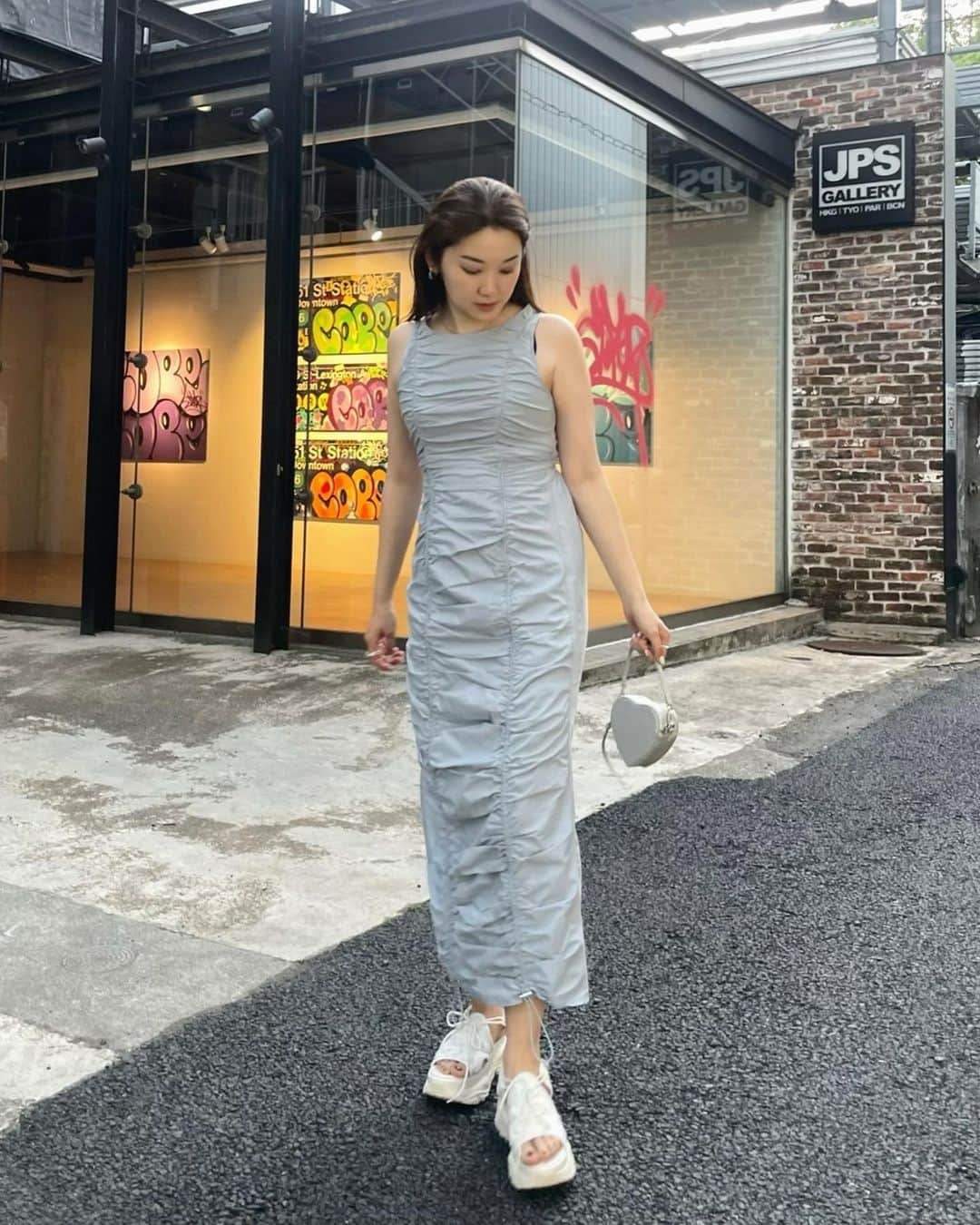mina hinokuchiのインスタグラム：「. このワンピース めちゃくちゃ着痩せできる！  前後のドロストでシャーリング具合も変えられので 身長によって長さも少し調整できます♪  少しアームの部分を剃り込んでアメスリっぽくしてるから 肌見せできて隠すより意外と華奢見えしますよ〜♡  . #Chico #salonbychico #チコ #ロングワンピース」