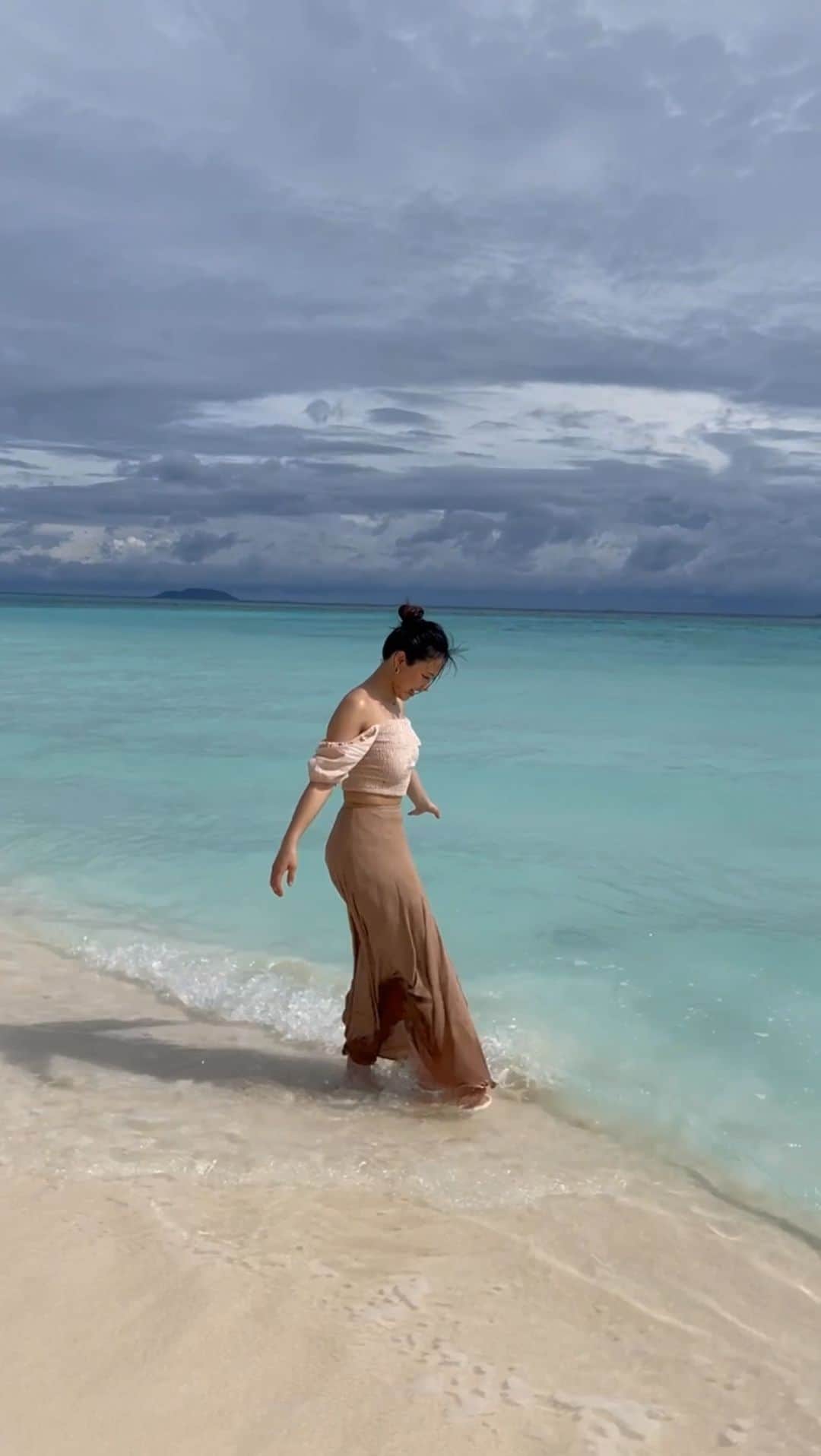 石井美音奈のインスタグラム：「世界にはこんなに綺麗なところがあるんだね😳💓 もっとたくさん地球について知りたいなぁー🌏 いっぱい素敵な世界があるんだろうなぁ🫧  #海外旅行 #海外　#海 #フィリピン #フィリピン旅行 #philippines #vacation #vacations #ocean」