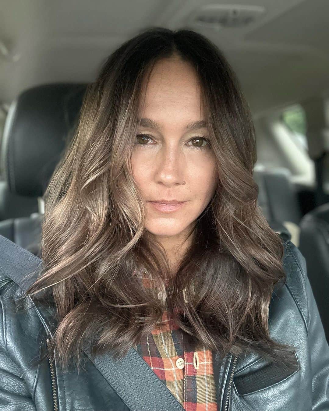 シャーニ・ヴィンソンのインスタグラム：「Hair makeover by @pjthomsen and @chelseahaircutters 💇🏽‍♀️  #transformationtuesday #haircut #darkhair #chocolatehair #makeover #healthyhair #haircolor #newhair #brownhair」