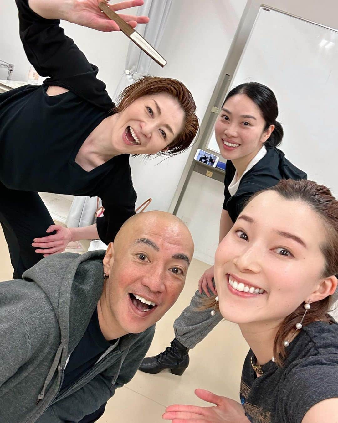 彩星りおんさんのインスタグラム写真 - (彩星りおんInstagram)「KAZUMI-BOY先生🕺✨  在団時に沢山素敵なシーンの振付をしていただいたみんな大好き、ボーイ先生😍 まさか退団9年後にまた振付をしてもらえる日が来るとは… 人生良いことがあるものです。  久しぶりにお目にかかった時、「りっちー、元気？」と愛称で呼んでくださり、私のようなペーペーの事を覚えてくださっているのか⁈ とそのお優しさにホロリ。 としたのも束の間、ひーーさしぶりの振付に頭フル回転で滝のような汗を流しながらボーイ先生の動きを追うのに必死でした😅 久しぶりのダンスのお稽古は本当に本当に楽しかった！！！  先生の付けてくださった素敵なシーン、今週末の本番に向けて精一杯作り上げてまいります！💪🏻  そして…ボーイ先生の振りで踊るリュウさん、やばいかっこいいです(萌)  #越乃リュウ　さん #30周年コンサート #カズミボーイ先生  #梅干しチン #貴澄隼人 #彩星りおん」5月9日 20時36分 - rion.ayahoshi