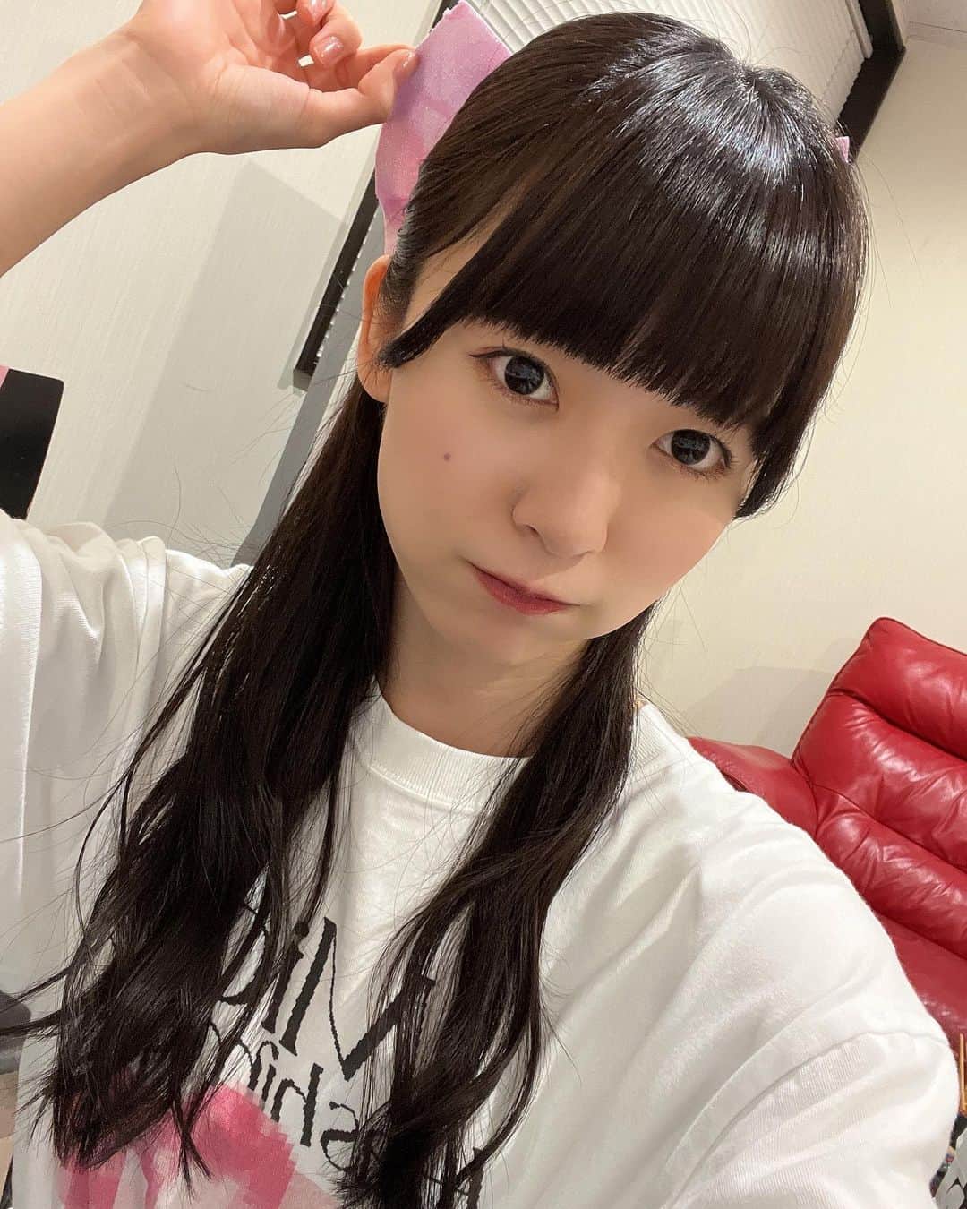 橋本美桜のインスタグラム：「写真何載せようかなって選んでる時の感想が、うお…髪長ぇ……だけになってきた ⁡ ちなみにこれは全国ツアーファイナルの日 ⁡ ⁡ ⁡ #アイドル #IDOL #偶像 #パッツン前髪 #ロングヘア  #黒髪 #黒髪ロング #巻き髪 #ハーフアップ #ナチュラルメイク #自撮り #Tシャツ #リボン #衣装 #アイドル衣装 #ピンク #ootd」