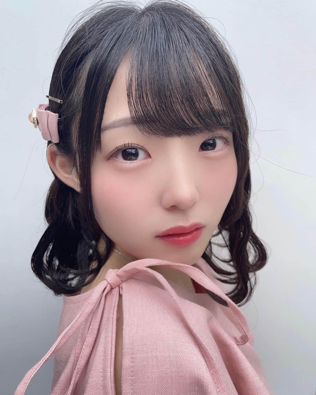 花咲ひよりのインスタグラム：「•  　　 　　 今年はいろんな自分になってみようと思って頑張ってみてます 　　 　　 　　 　　 　　  　　  #アイドル #アイドル衣装 #アイドル前髪 #アイドルヘア #アイドルメイク #黒髪 #黒髪ボブ #黒髪ミディアム #黒髪女子 #ぼぶ#ボブ #ボブアレンジ #巻き髪 #ゆるふわ #ウェーブ巻き #ワンピース #夏コーデ #ピンクワンピース #フリルワンピース #髪飾り」