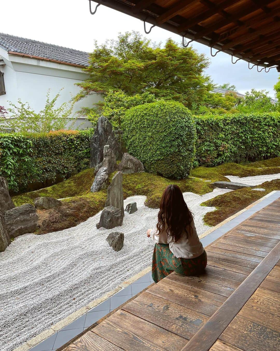 のインスタグラム：「. 新緑京都🌿 お庭でゆっくり無になりたい 邪念を忘れて心を休めたい時に おすすめの穴場、大徳寺🫶  この後突然現れた和尚さんが ここにいた全員に座禅組ませて 「腰はにくづきに要！」って叫びながら 背中バシバシ叩いて 全員が座禅に集中した頃だろうか 音もなく姿を消してたから たぶんやばい場所だけど。  #2枚目の躍動感」