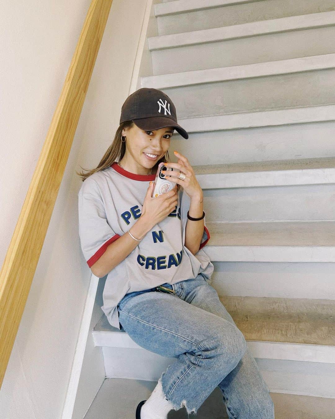 馬詰まほのインスタグラム：「2ヶ月ぐらいあいちゃってた HBLのメンテナンスと 初めての痛くないハーブピーリング🌿🚿💆🏼‍♀️ そのあとはいつもしてもらってるパックコース！ ひさしぶりに満喫させてもらいました♥  ハーブピーリングは本当に痛くなくて 気持ち良いぐらいなのに施術後はお肌がもちもち。 途中にデコルテを軽くオイルマッサージもしてくれて 癒されまくりました♡♡♡  肌診断もしてくれて （いちばん最後に載せてます） 施術前と施術後では全然違うかったの🥺 やり続けることでもっと綺麗になるみたいなので これからしっかりケアしてもらいますぅ ママにも優しいサロンさんなのでおすすめだよっ♡  ↪︎ @32hills_tsujido @yawaraaaaa   #hollywoodbrowlift #herbpeeling #♡」