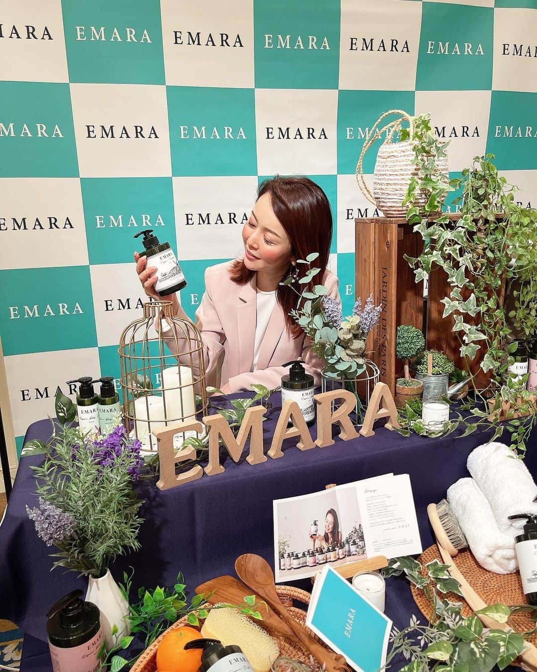 宮崎宣子のインスタグラム：「ウェスティンホテル東京さんにて ウエディングマルシェに参加させて頂きました。  新郎新婦に直接EMARAをご紹介できる貴重な機会なので、 前日から準備して早寝して挑みました。  新郎新婦の大切なゲストの皆様に喜んで頂ける引き出物をと思って参加させて頂いておりますが、  コロナも終わった？雰囲気で大勢の方々にお越しいただき1人組ごとに丁寧にご説明させて頂き、香りも体験頂きました。  なかなかホテルには来られないので、 プランナーさんとの会話も楽しみの一つ。  お世話になっている皆さんの近況を確認し合いながらどうしたらもっと喜んでもらえるかの話し合いも有意義です。  今回も綾子にお手伝い頂き、 さすが！元JALのCAさんであり、 現在マナー講師もされているだけあって、 接客のプロ🙌✨  綾子と話すと絶対に嫌な気持ちにならない、寧ろ幸せな気持ちになれるところが本当に尊敬しています✨🙏  あ、もし会社さんでマナー講師を雇って社員教育や研修をされたい方は是非❣️  @ayakon.4.5   接客一つでブランドや会社のイメージが変わるので本当にマナーやサービスって大事だと痛感しています。  朝から晩まで立ち仕事なので、 家に帰るとソファに横になったが最後…  いつのまにか爆睡しており、 洋服も着たまま、 化粧もしたまま、 気づけば夜中2時を過ぎておりました。  体力だけが追いつかない…  私に体力と時間をください🙏  今回も皆さん大変お世話になりました💓  #westinhoteltokyo  #ウェスティンホテル東京  #ウエディングマルシェ #wedding  #引き出物 #emara #EMARA #ボディーソープ #ハンドソープ #ディッシュソープ」