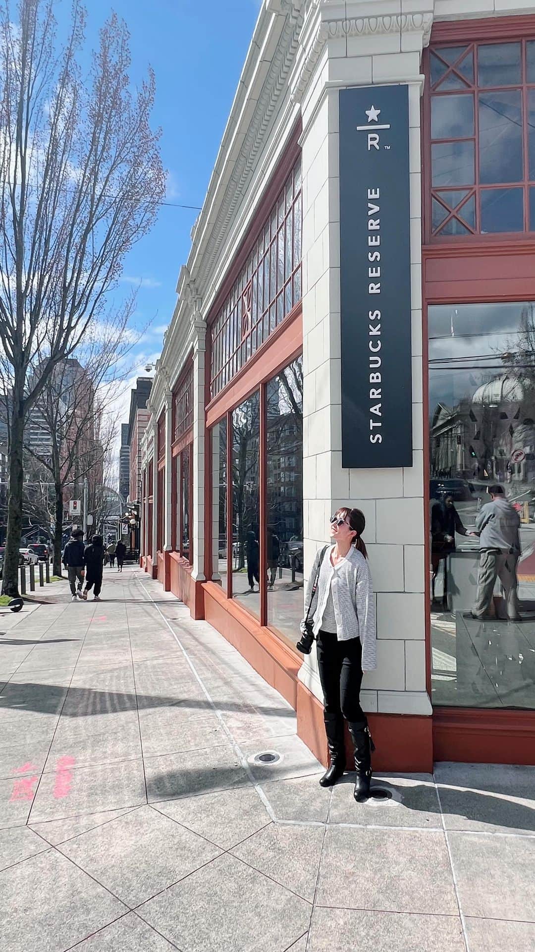 のインスタグラム：「How to enjoy Seattle city in One day💐☕️🐟🍻🍷🏑 【保存版】シアトルをぎゅっと1日で楽しむモデルプラン🇺🇸  昔ながらのマーケットやスタバなどノスタルジックな一面とIT企業の最先端の建物が並ぶオフィス街、アート、音楽、スポーツ観戦など、魅力いっぱいのシアトルを1日で満遍なく楽しめるプランをご紹介します🫶🏽 今後の旅計画にぜひ✈️    スポットまとめ  9:00 マーケット散策&朝食、世界初のスタバへ💐☕️ ☑︎パイク・プレイス・マーケット（Pike Place Market）  @pikeplacepublicmarket  ☑︎スターバックス1号店（The First Starbucks) @starbucks  ☑︎パイクプレイス・チャウダー（Pike Place Chowder) @pikeplacechowder   11:00 スターバックス・リザーブでコーヒー飲み比べ☕️🥐 ☑︎スターバックス・リザーブ・ロースタリー・シアトル (Starbucks Reserve Roastery Seattle) starbucksreserve   12:00 オイスターバーでシーフードランチ🦞🐟 ☑︎テイラー・シェルフィッシュ・オイスターバー （Taylor Shellfish Oyster Bar）  @taylorshellfish   14:00 「シアトル・センター」で展望台&美術館巡り🏵️🎸 ☑︎スペースニードル（Space Needle） @spaceneedle  ☑︎チフーリ・ガーデン・アンド・グラス （Chihuly Garden and Glass）  @chihulygg  ☑︎ポップカルチャー博物館 （Museum of Pop Culture） @mopopseattle   17:30 ビアホール＆アリーナでスポーツ観戦🍻🏑 ☑︎クイーン・アン・ビアホール （Queen Anne Beerhall） @queenannebeerhall  ☑︎クライメート・プリッジ・アリーナ （Climate Pledge Arena） @climatepledgearena  Seattle Kraken @seattlekraken   19:00 ローカル料理&ワインディナー🍷🍽 ☑︎Surrell @surrellseattle   詳しくは @Iovetabi_travel の記事にて📝  -------- 📍Seattle, WA 🇺🇸  @visitseattle  🗓️2023.04 --------  #シアトル #シアトル旅行 #モデルプラン #海外旅行 #アメリカ旅行 #seattle #visitseattle #lovetabi #lovetabi取材」