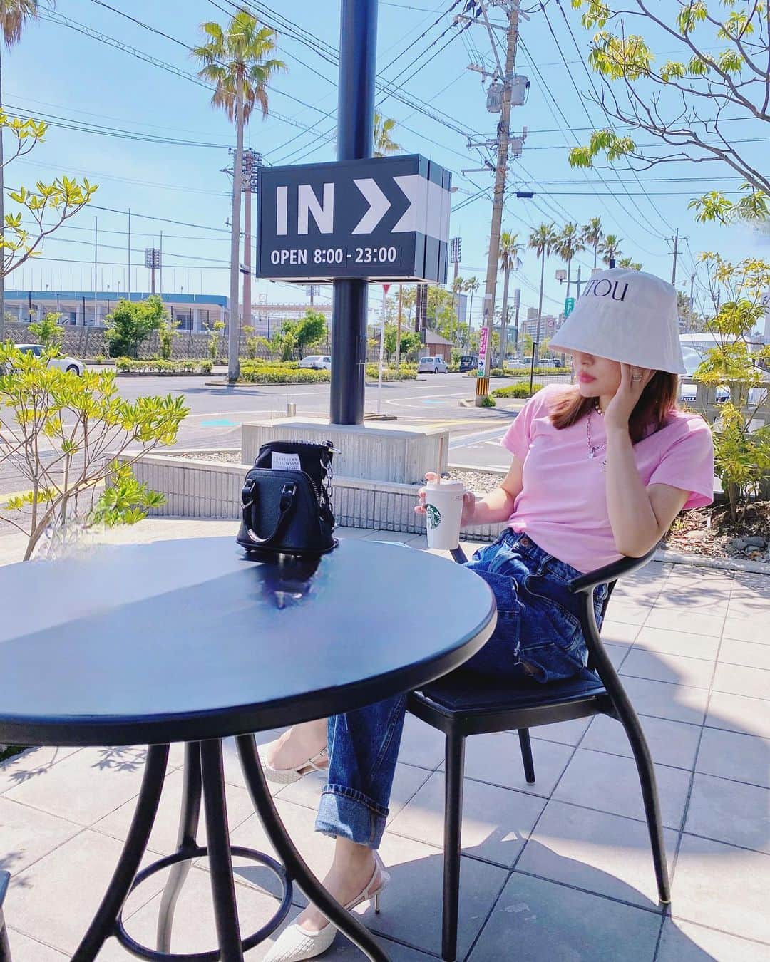 津久江麻由のインスタグラム：「天気が良すぎてシミが気になっちゃう😮‍💨笑  PINKのキツネのTシャツはアウトレットで買って、 なんとサイズはXSなの🐕👏 XLを着てもパツパツだった私に 見せてやりてーです🫨🤌🏻  皆は夏までに痩せてる予定？？🫰  #PATOU #maisonkitsune #minimalstyledaily #メゾンキツネ#CHARLESandKEITH #thecoldsoul  #高身長女子 #高身長コーデ #韓国ファッション#maisonmargiela#春服コーデ #春コーデ #スニーカー女子 #スニーカーコーデ #海外ファッション #大人カジュアル #着回しコーデ #プチプラコーデ #お洒落さんと繋がりたい #ニットコーデ #デニムコーデ #リバウンドからの再スタート #ダイエット記録 #ダイエットママ #産後ダイエット」
