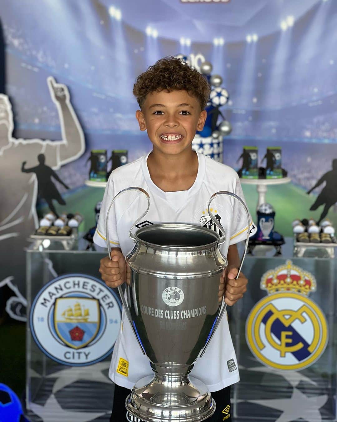 のインスタグラム：「Nosso amado Lucca completou 10 aninhos de vida, graças a Deus rodeado de muito amor, carinho e saúde. Pedimos a Deus que o cubra de proteção e sabedoria. Ao Senhor entregamos todos os teus sonhos. Te amamos filho!!! Obrigada a todos que comemorou este dia tão especial para nós 👏🏼 #gratidão #Lucca10 #bday #thanksgod 💙🙏🏼」