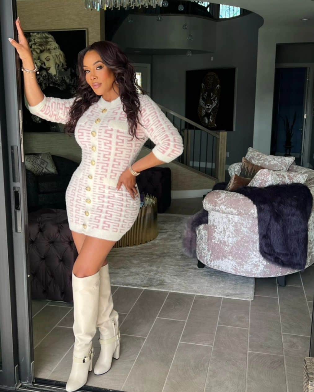 ヴィヴィカ・A・フォックスのインスタグラム：「GM Dawlings! #AboutLastNite at my Villa for @foxsoul FAB & FUN "Cocktails With Queens show! Rocking @bellofcalifornia dress @philipppleinofficial boots @candyicejewelry Makeup/Pix @chenoarunningfox Hair/Video @kenyaonhair #LifeIsGood #GodIsGood #Blessed #Respect #GurlPower #VivicaFoxHair #TeamVivica #TeamFox #MyGrindDontStop #LegitimateCareers #BossMoves #LoveWins #Host #ClassicBadChick 🔥🖤💖👸🏽🤑🥂🔥」