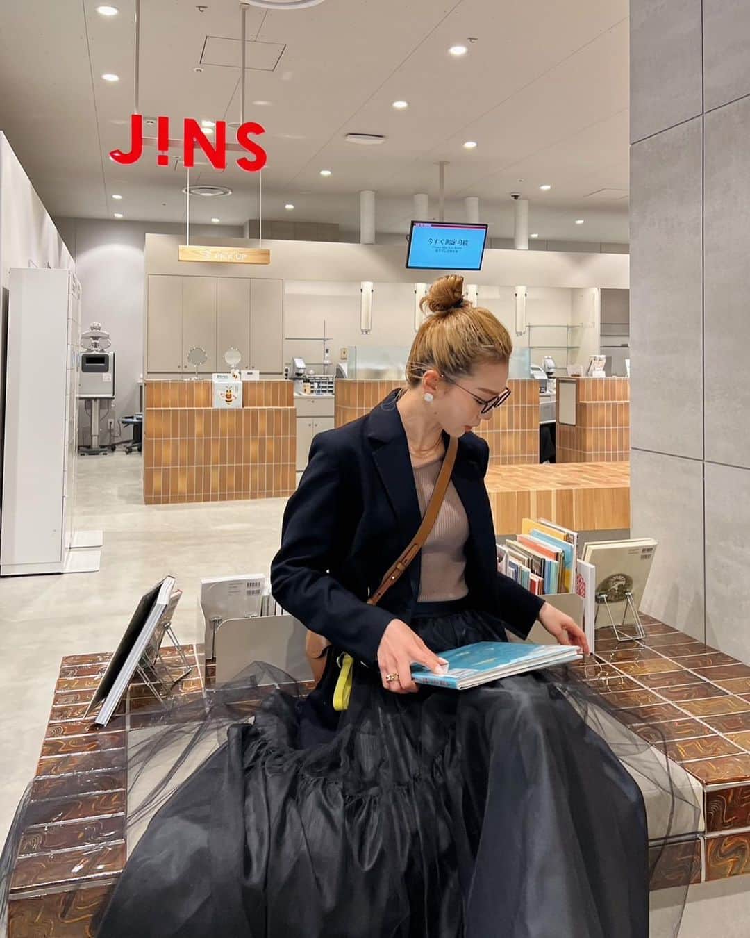 美舞のインスタグラム：「. . リニューアルしたミーナ天神へ😉❤️ 明るくて綺麗な店内はとても過ごしやすかった！！ お馴染みのUNIQLOにも九州初のUNIQLO FLOWERが プラスされたり🌻🌻 福岡県最大フロア面積に福岡初出店を含む33店舗✌️！！ さらに生活を豊かにしてくれる スポットが増えて嬉しいねぇー❤︎ . #PR #fukuoka #福岡　#ミーナ天神　#minatenjin　#つながるひろば　#UNIQLOFLOWER」