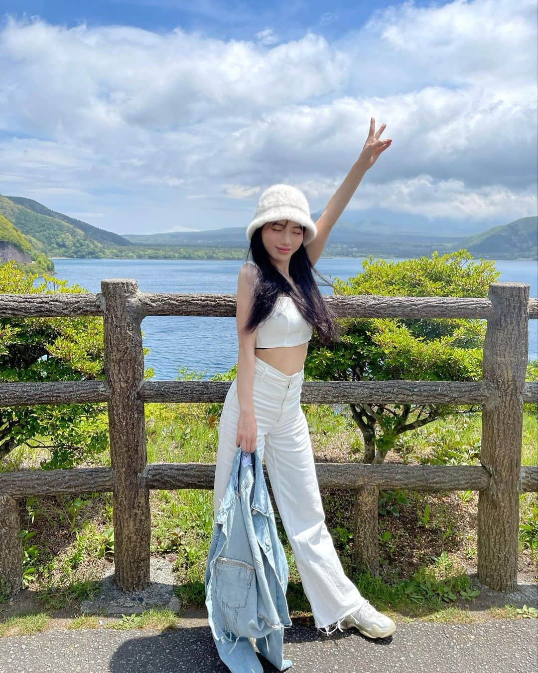 りえさんのインスタグラム写真 - (りえInstagram)「だいぶリフレッシュできた🗻🍋 ちょうど、雲かぶって富士山見えなかったの残念😭  #山梨旅行#山梨観光#本栖湖#子連れお出かけ」5月9日 20時57分 - ririri060800