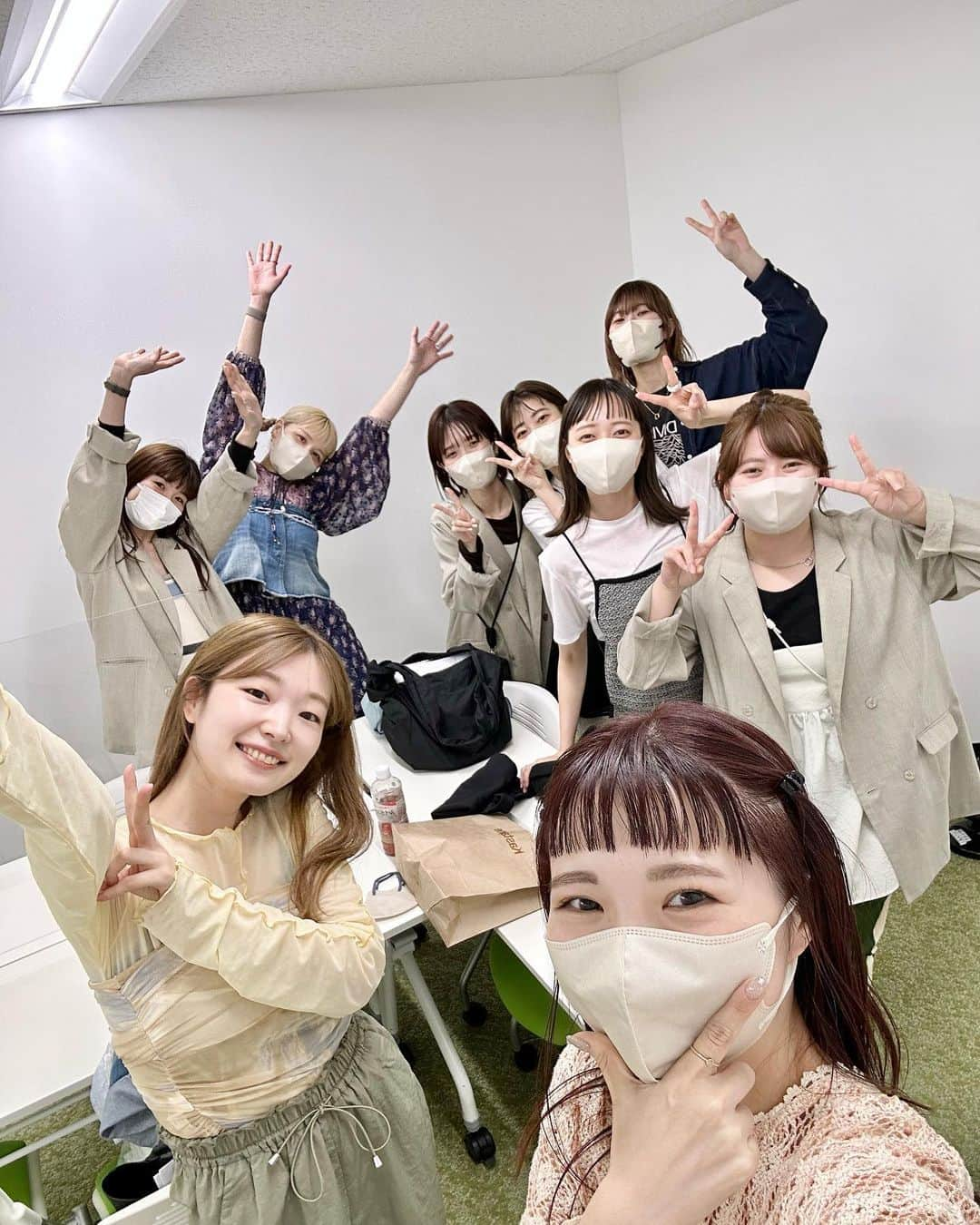 miho uesugiのインスタグラム：「今日は会議でした✏️ 仕方なく写真に写ってくれたみんな、仕方なく写真を撮ってくれた田中くんありがとう✨  トップスは10年前くらいに購入した @freepeople のものです。  ㅤㅤㅤㅤㅤㅤㅤㅤㅤㅤㅤㅤㅤ  ㅤㅤㅤㅤㅤㅤㅤㅤㅤㅤㅤㅤㅤ  #Kastane#Kastane舞浜#Kastane_ootd#骨格ウェーブ#イエベ春#コーディネート#今日のコーデ#コーデ#大人カジュアル#カジュアル#ロングヘア#オン眉#ぱっつん前髪#30代ファッション#30代コーデ#カスタネ#低身長#低身長コーデ#春#春コーデ#春服#集合写真#会議#動物#トップス#パンツスタイル#原宿#カジュアル#カジュアルコーデ」