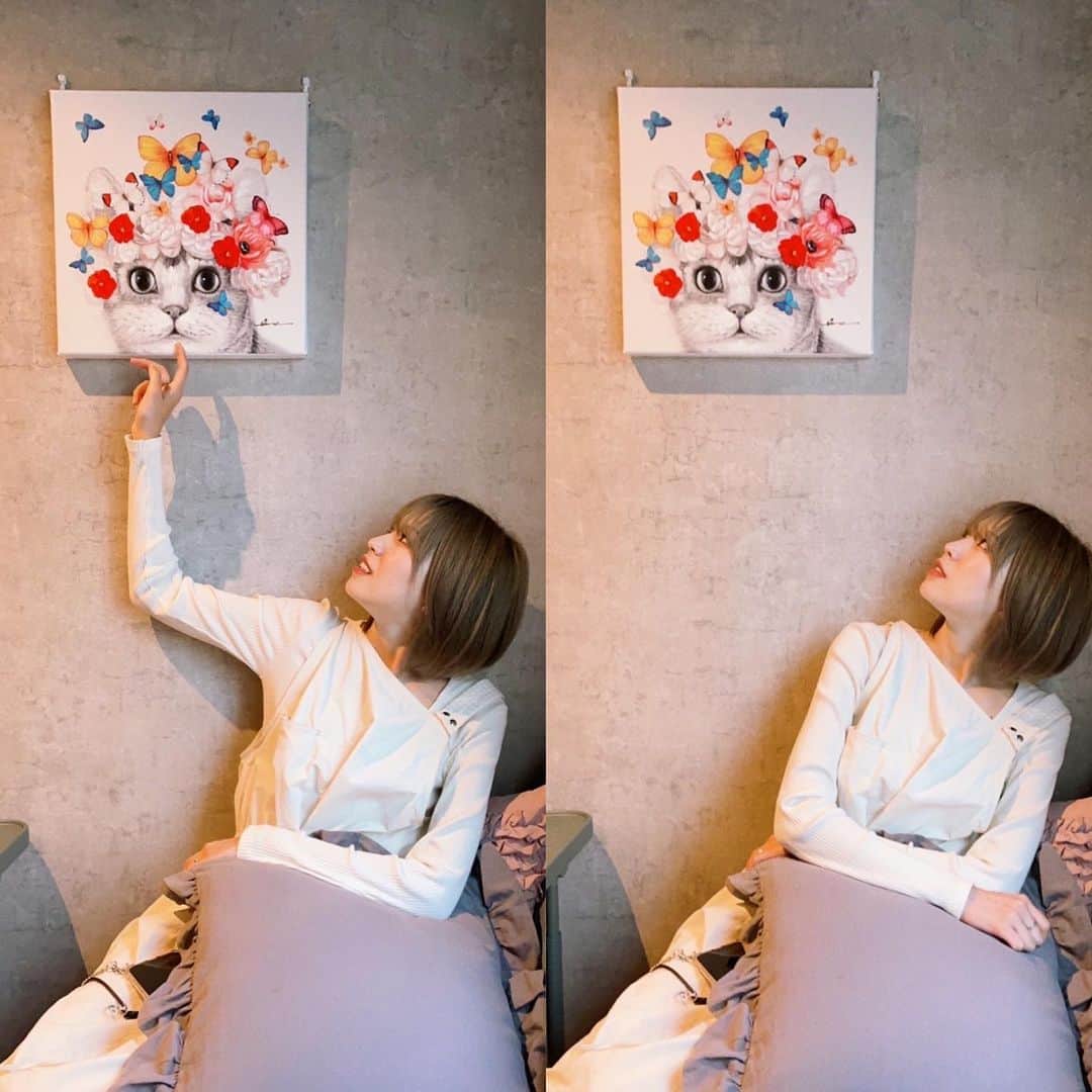 原あやののインスタグラム：「お店になるとソックリのインテリアアートが届きました！！！！！ちょ〜〜似てる！！！ちょ〜〜かわいい！！！なちゃんに ちゃんと働いてるか監視されてるみたいでギャンかわ〜〜〜〜！！！！お皿なども届いてきてワクワク働いてます  シーシャ利用必須？！ってよく聞かれますが全然そんなことないですよん カフェ利用にもお気軽に〜〜〜です✌️ あっ、5/21ここでオフ会します（くわしくはツイッタにて！！！！！）お店 @akasakakemurikenkyujo   #アート#猫しか勝たん #シーシャカフェ#赤坂」